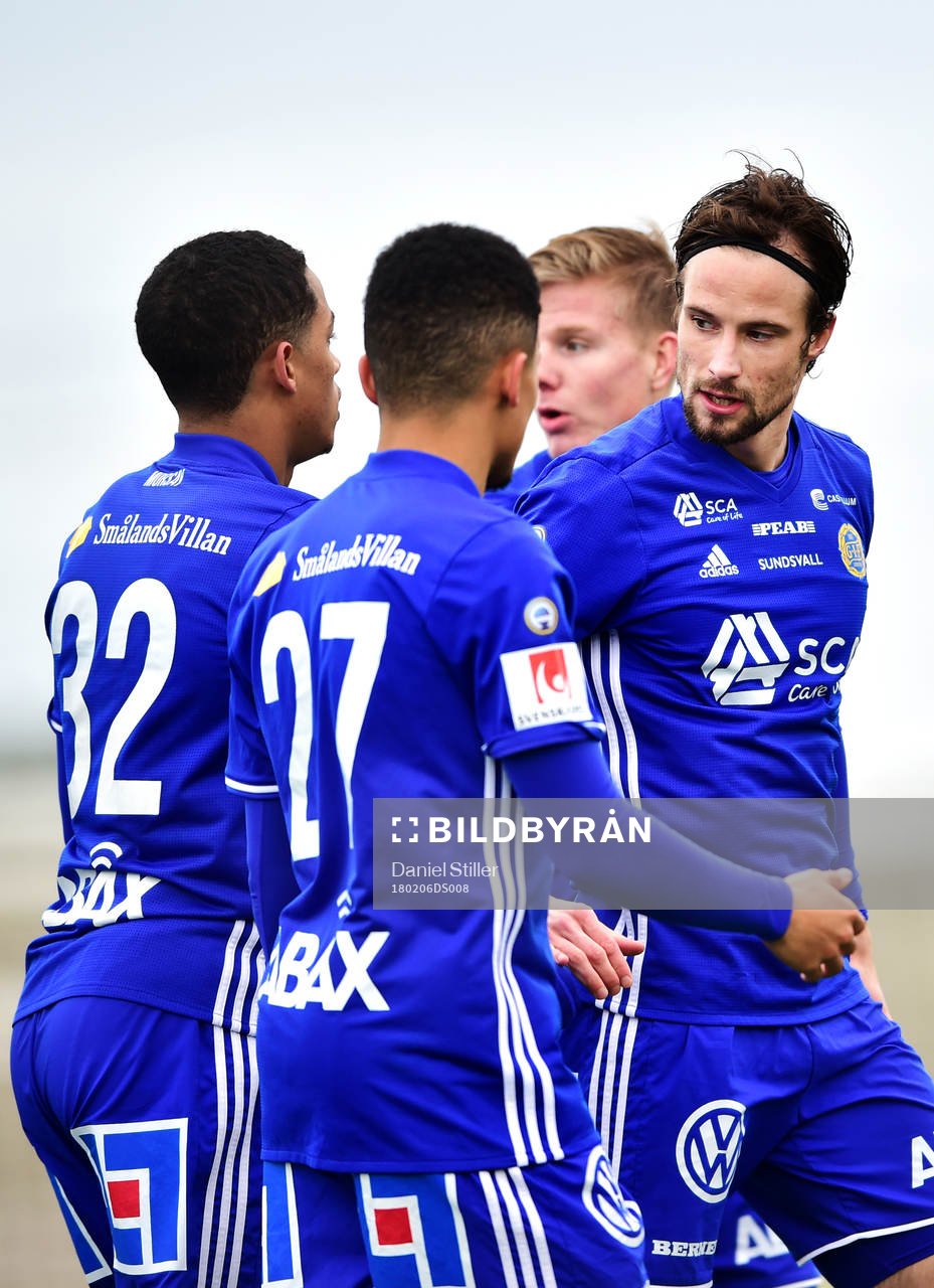 Sundsvakks Linus Hallenius jublar med Jonathan Morsay,