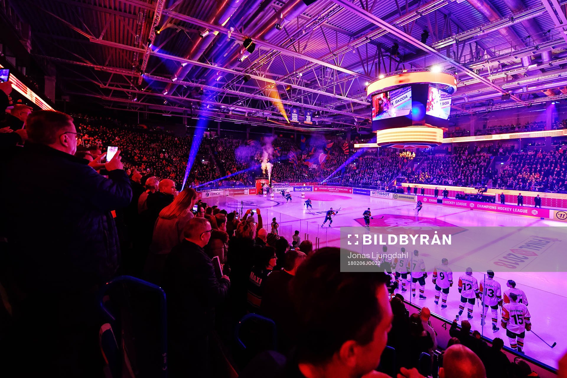 Players of Jyväskylä look as players of Växjö enter the