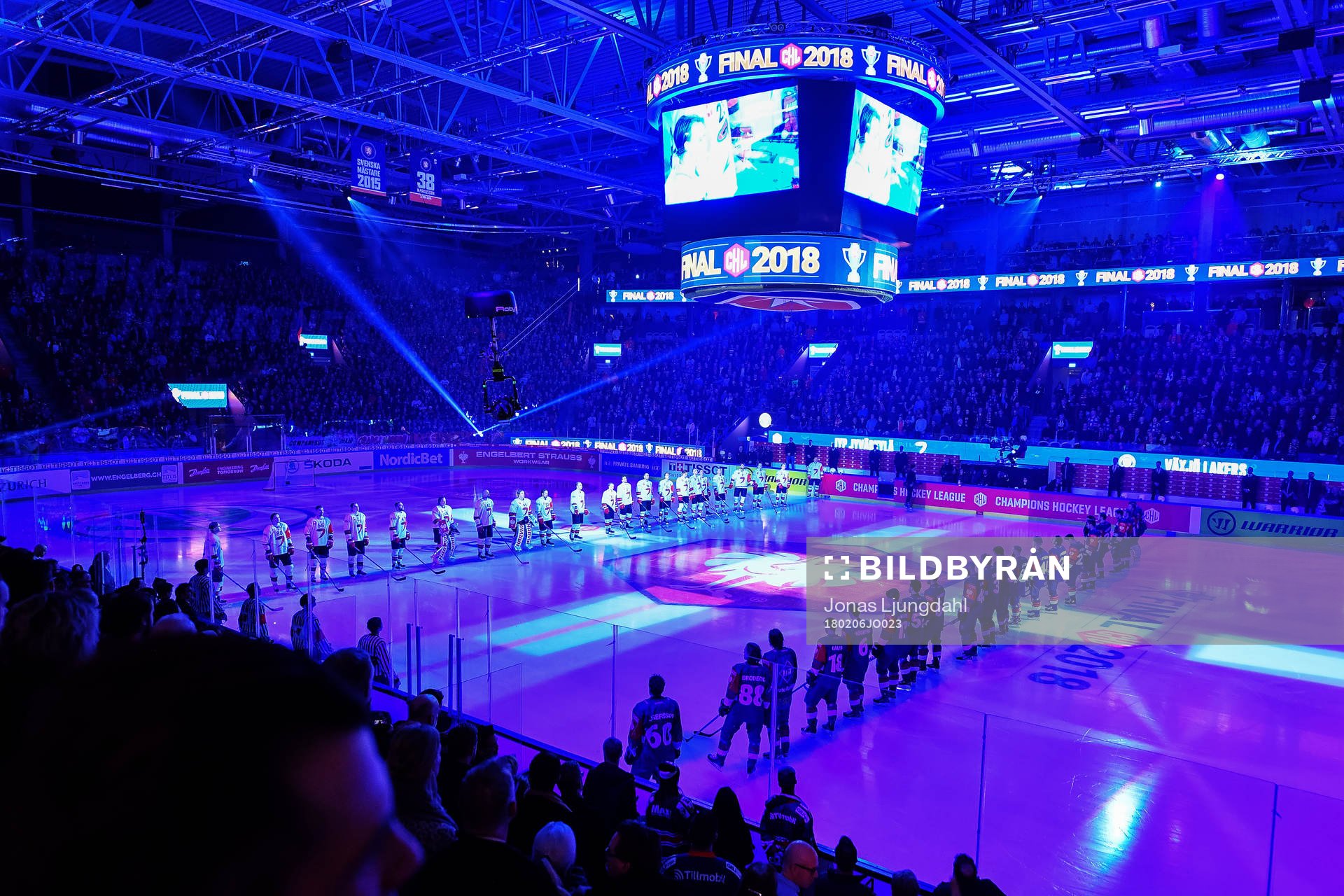 Players of Jyväskylä and Växjö stand