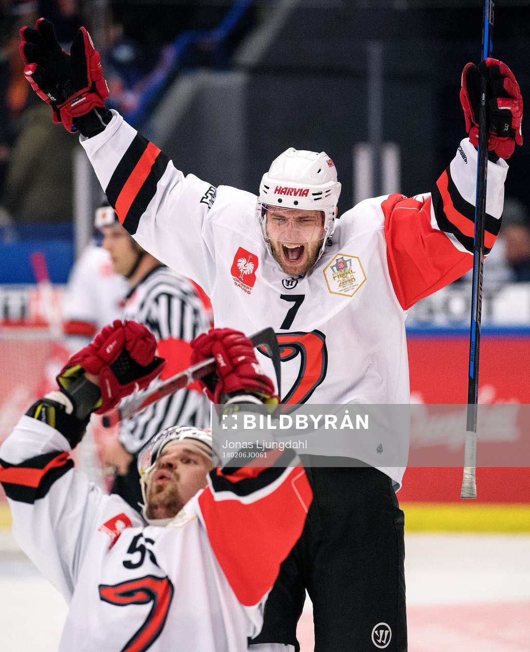Jyväskyläs Mikko Kalteva ceöebrates with Janne