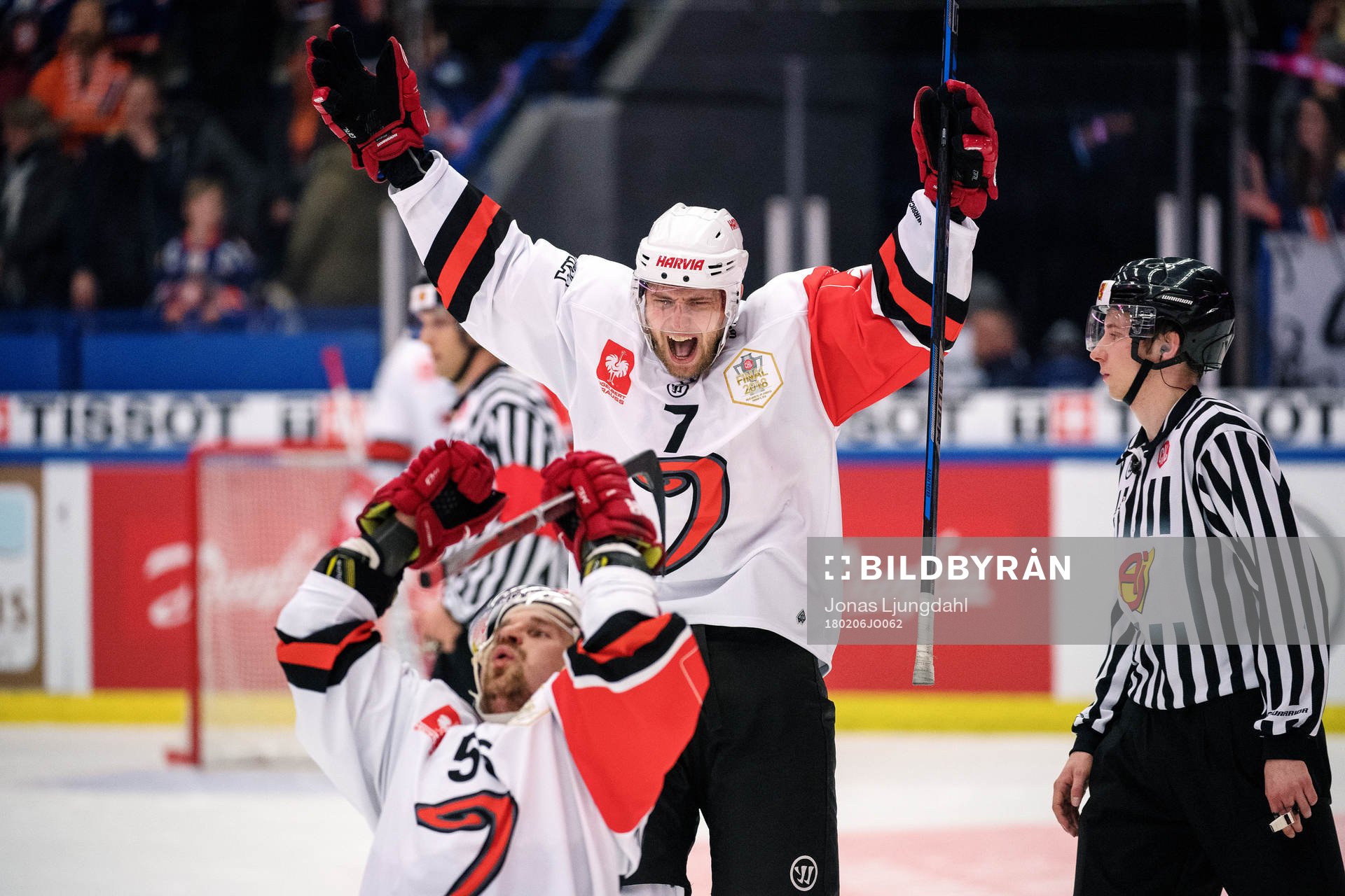 Jyväskyläs Mikko Kalteva ceöebrates with Janne