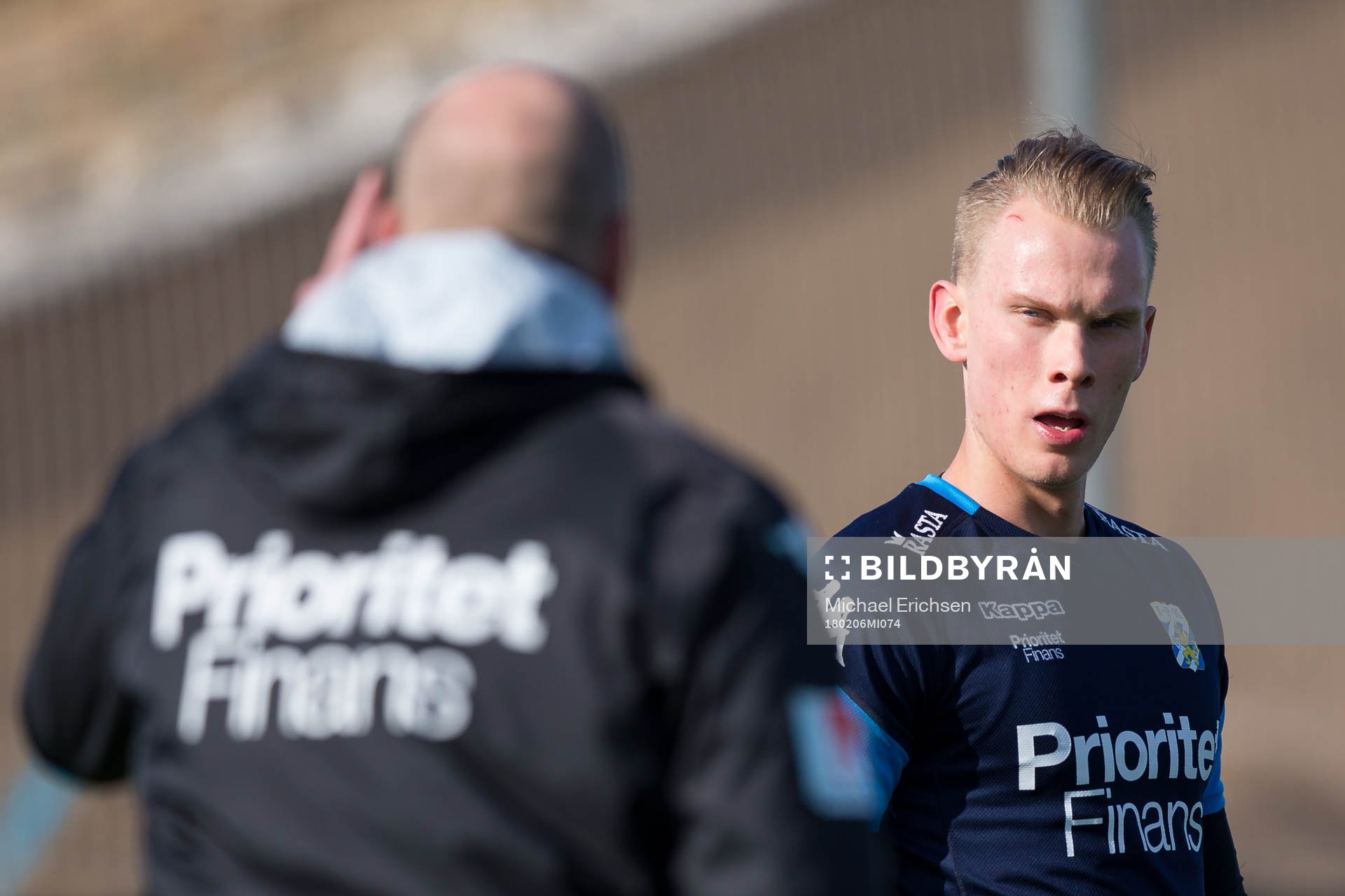 IFK Göteborgs målvakt Pontus Dahlberg lyssnar till