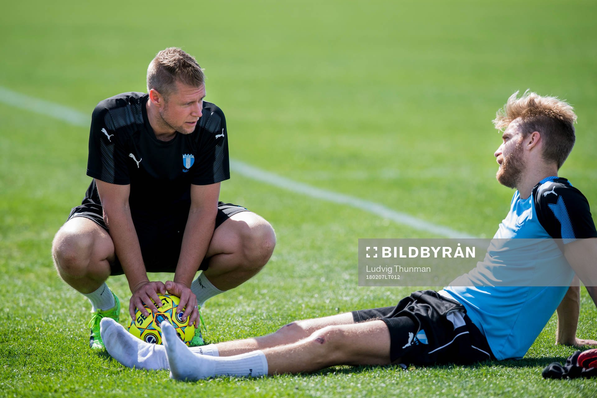 Malmö FFs sjukgymnast Jesper Robertsson i samtal med