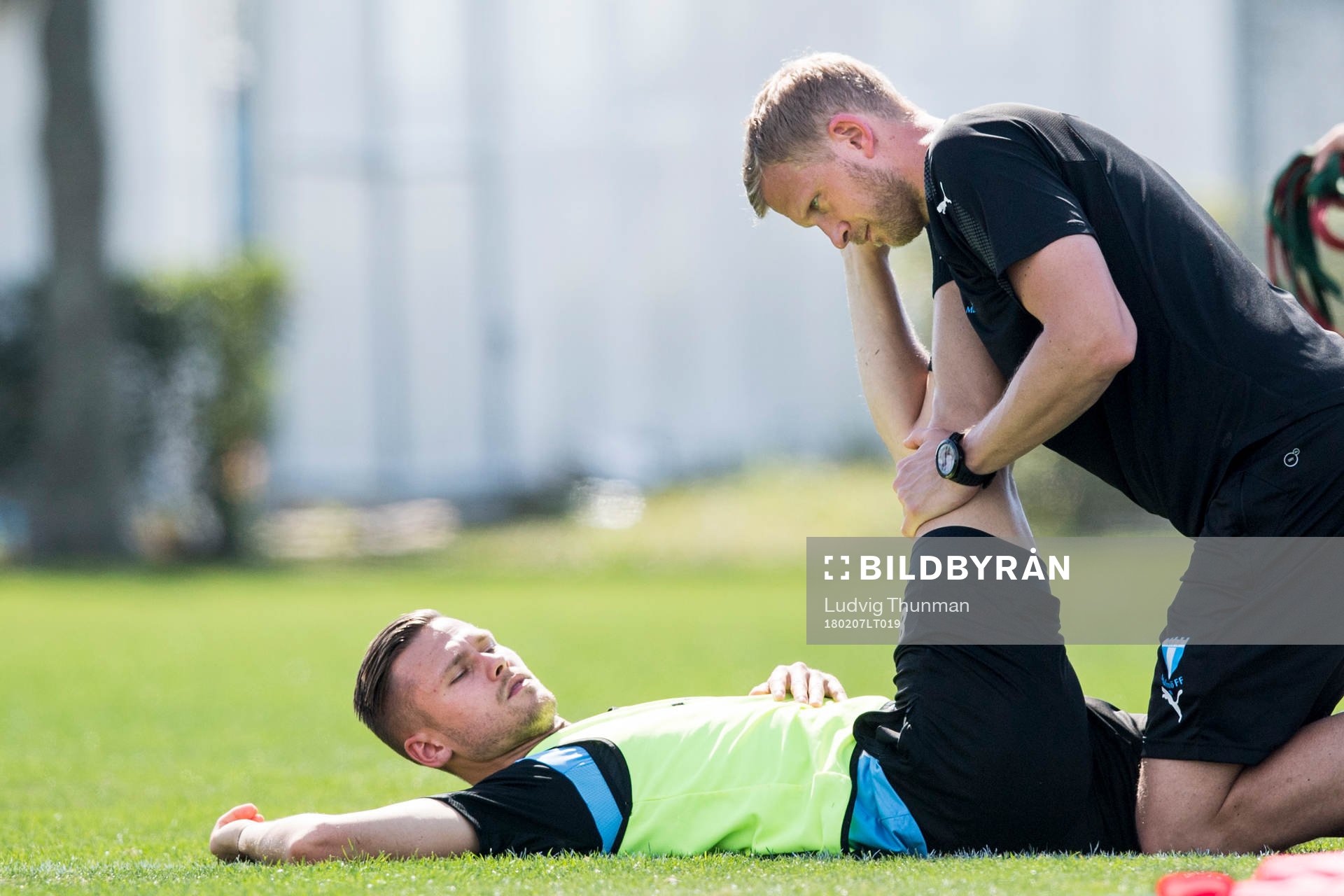 Malmö FFs Arnór Ingvi Traustason och sjukgymnast Alexander Nilsson under en fotbollsträning med Malmö FF den 7 februari 2018 i Bradenton.
