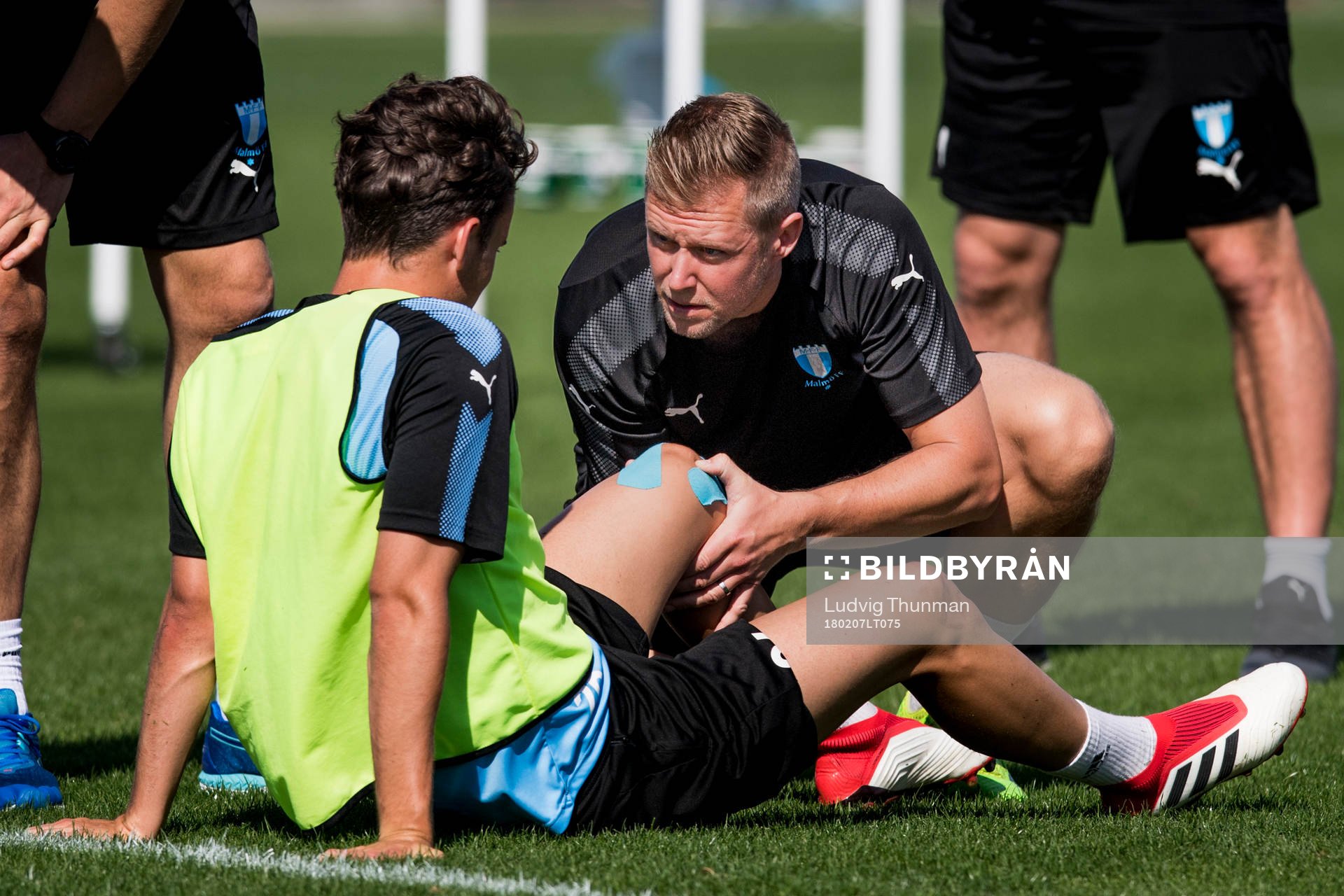 Malmö FFs sjukgymnast Alexander Nilsson inspekterar