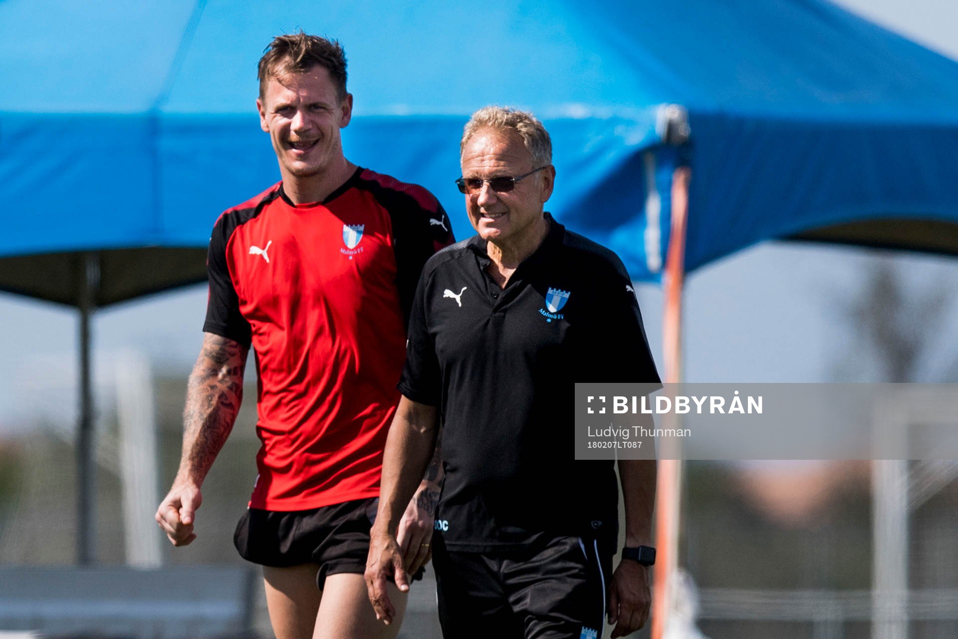 Malmö FFs målvakt Johan Dahlin i samtal med läkare Pär
