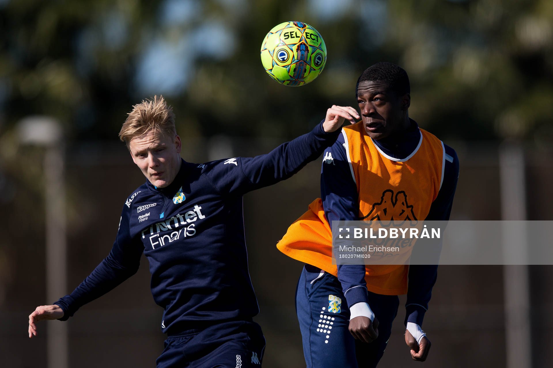 IFK Göteborgs Billy Nordström i nickduell med Adil Titi under en träning med IFK Göteborg den 7 februari 2018 i Pinatar Football Center.