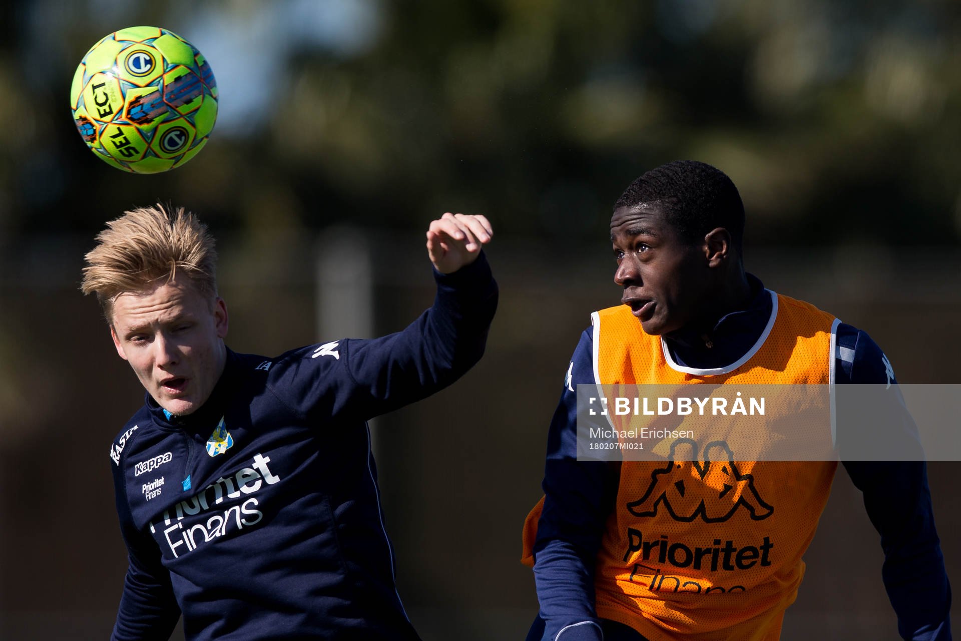 IFK Göteborgs Billy Nordström i nickduell med Adil Titi under en träning med IFK Göteborg den 7 februari 2018 i Pinatar Football Center.