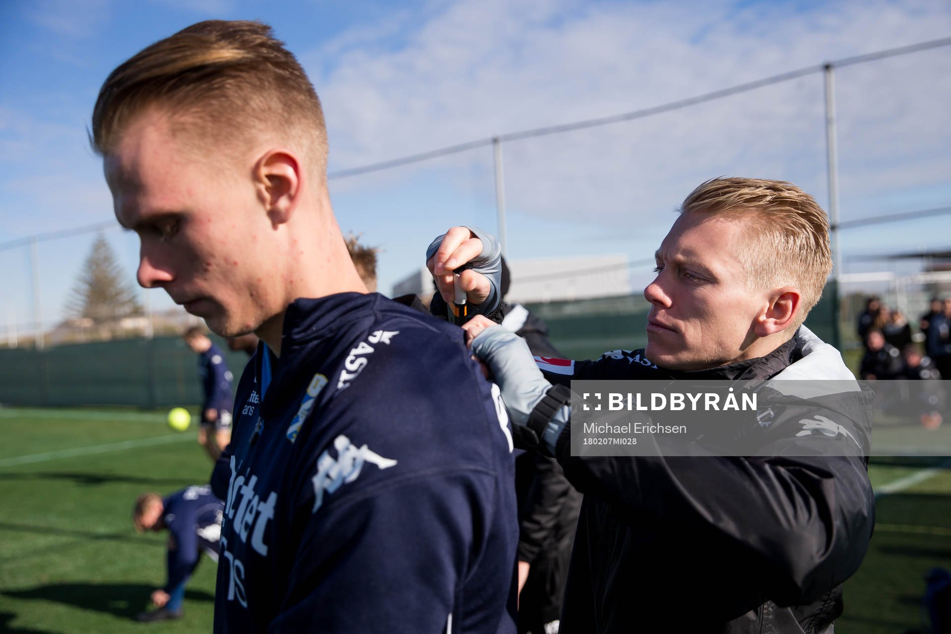Fystränare Kalle Olsson hjälper målvakt Pontus Dahlberg