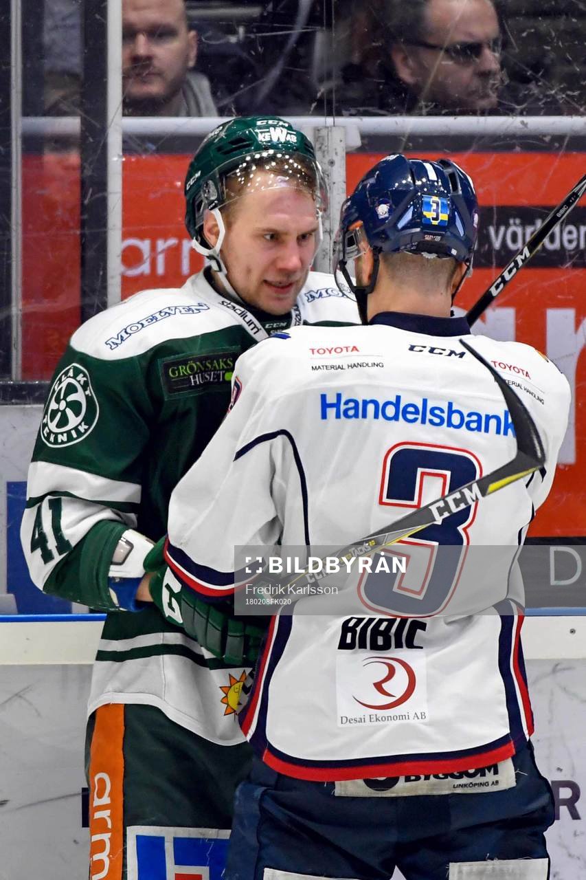 Färjestads Ilari Melart och Linköpings Almen Bibic i ett