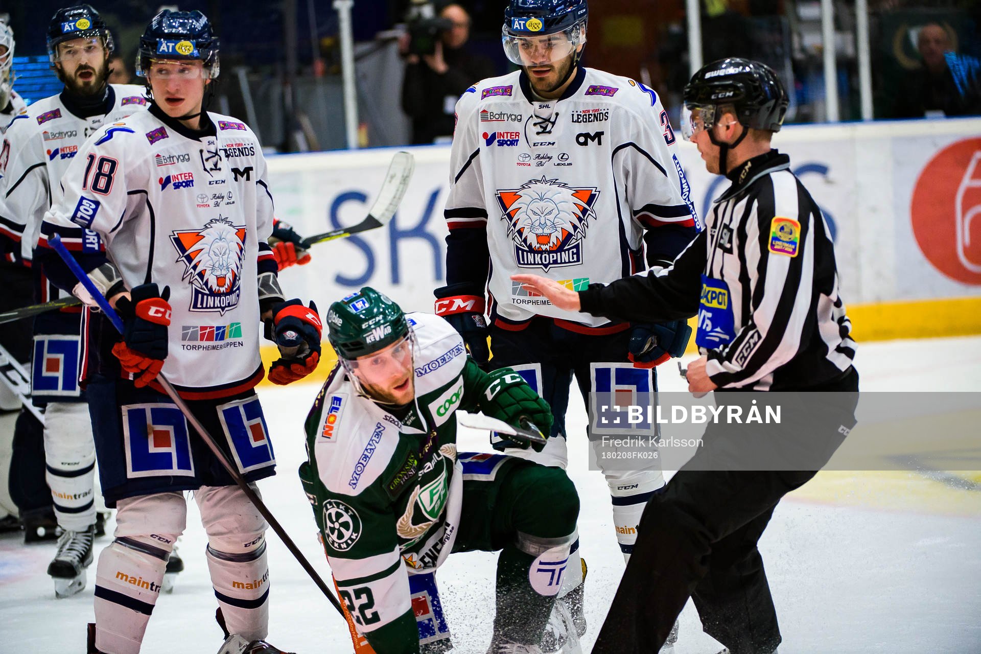 Färjestads Per Åslund och Linköpings Almen Bibic i en