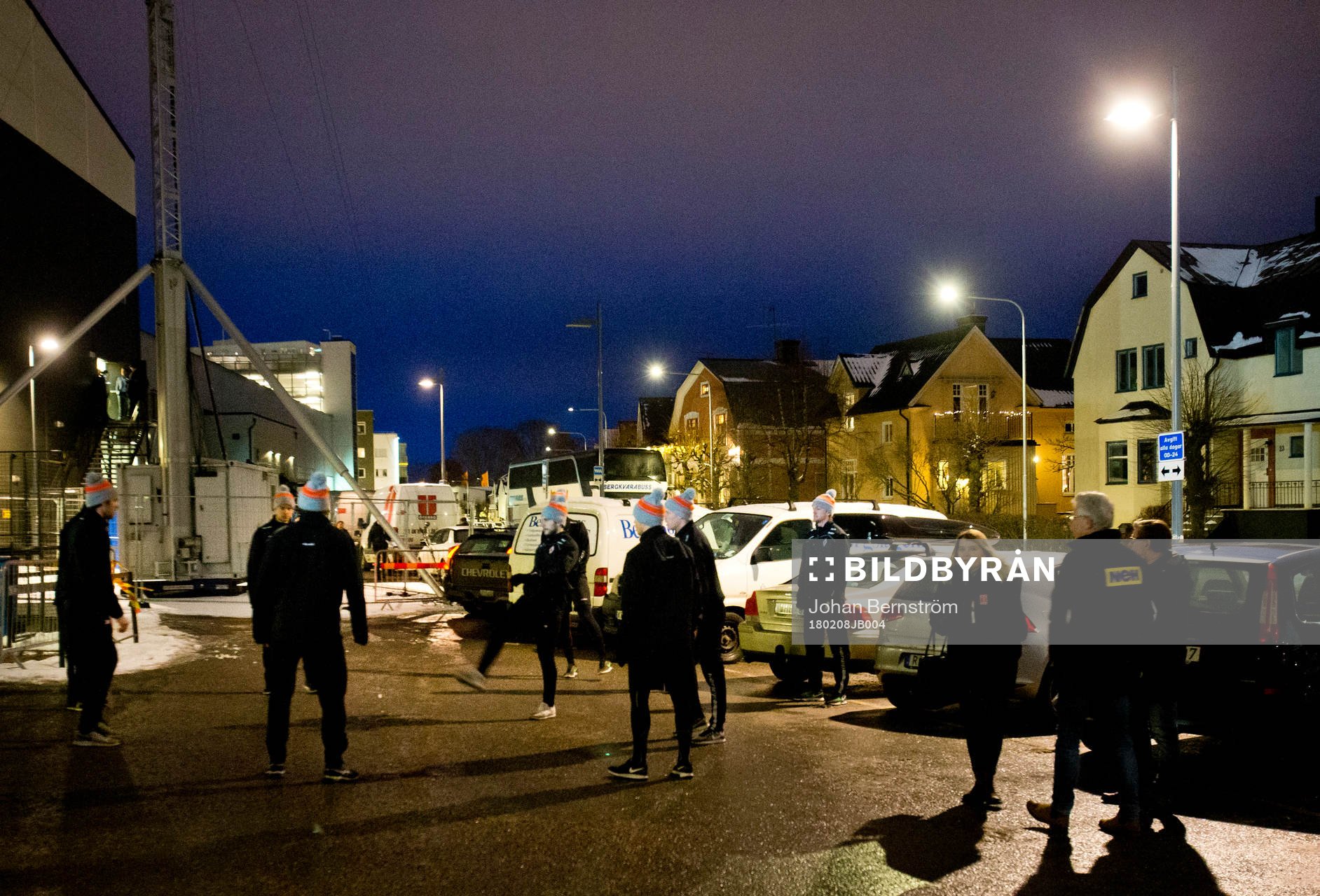 Karlskronasspelarna värmer upp utanför Behrn Arena med