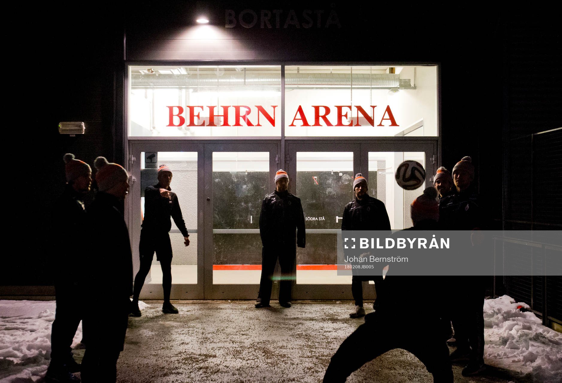 Karlskronasspelarna värmer upp utanför Behrn Arena med