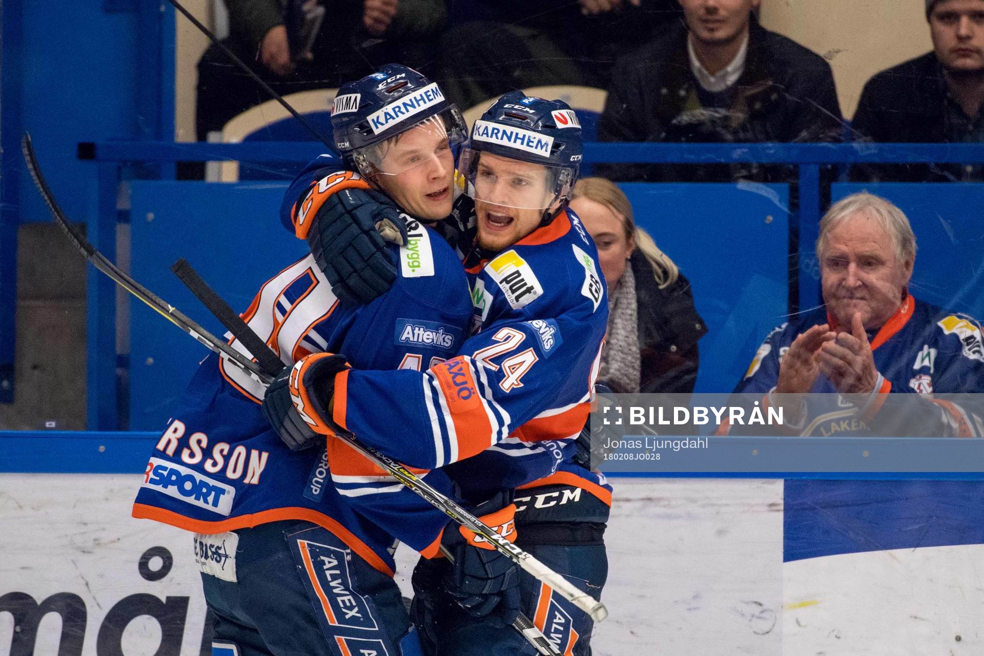 Växjös Elias Pettersson och Brendan Shinnimin jublar