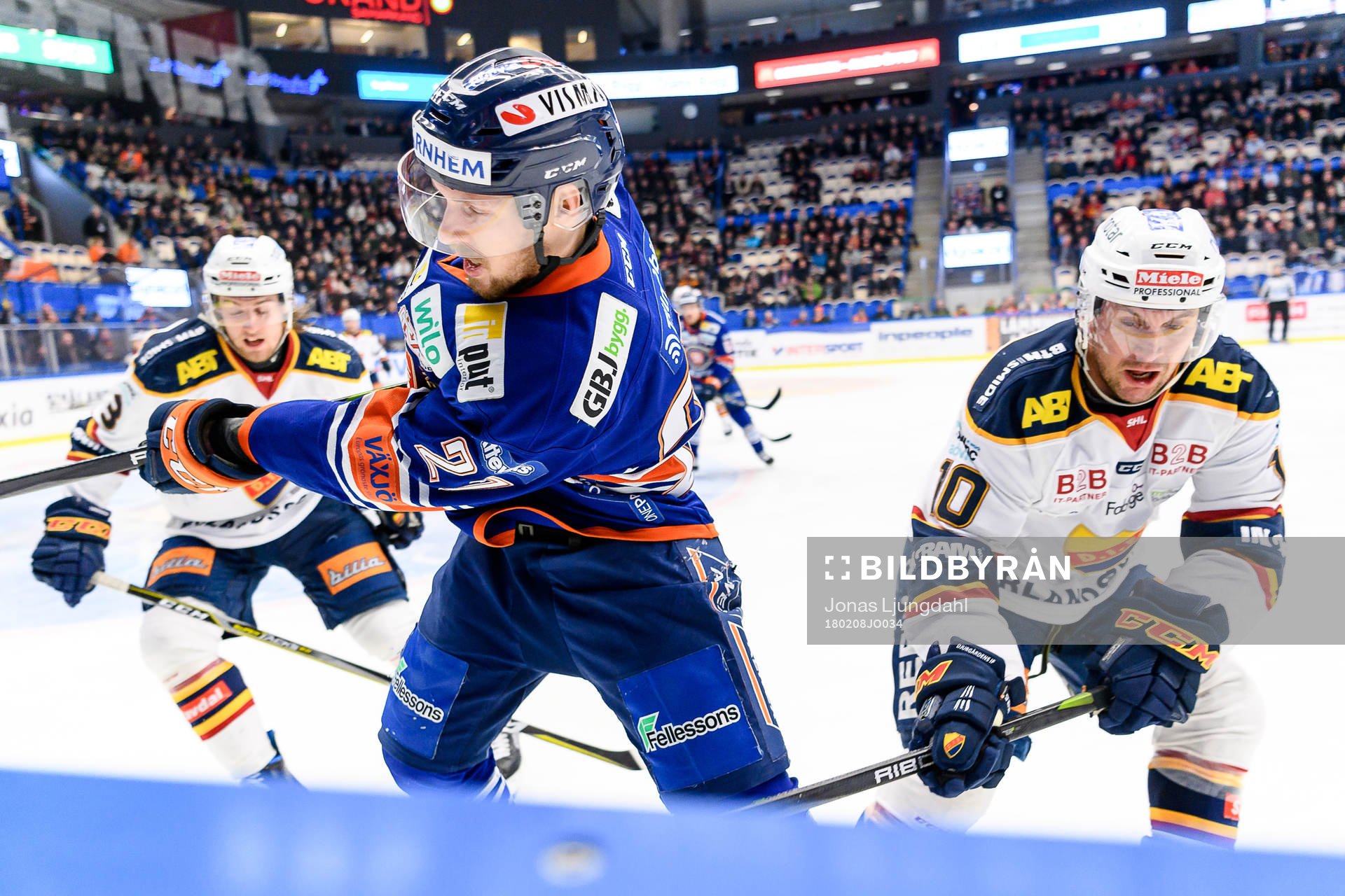 Växjös Martin Lundberg mellan Djurgårdens William
