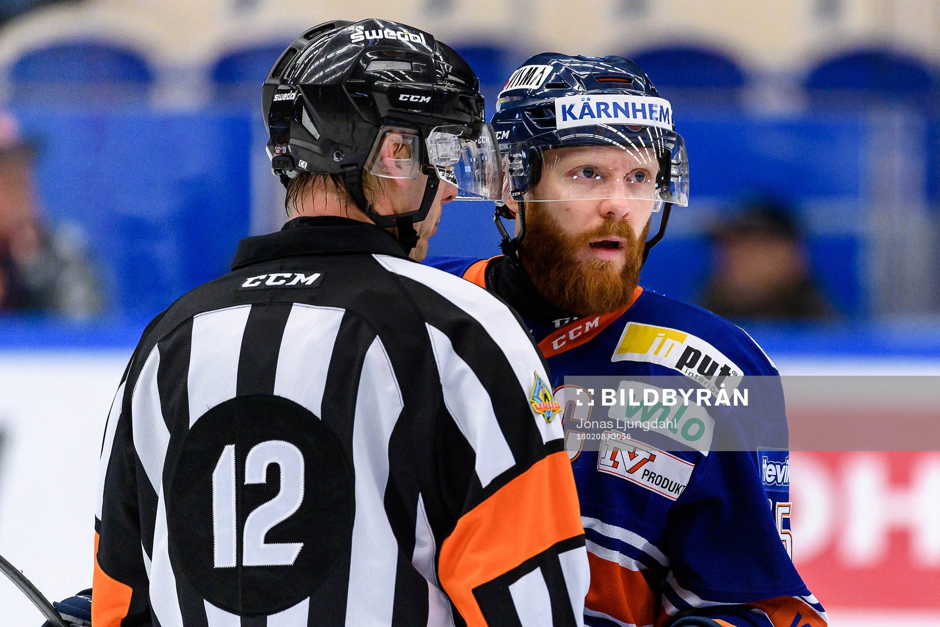 Växjös Liam Reddox pratar med Domare Mikael Andersson