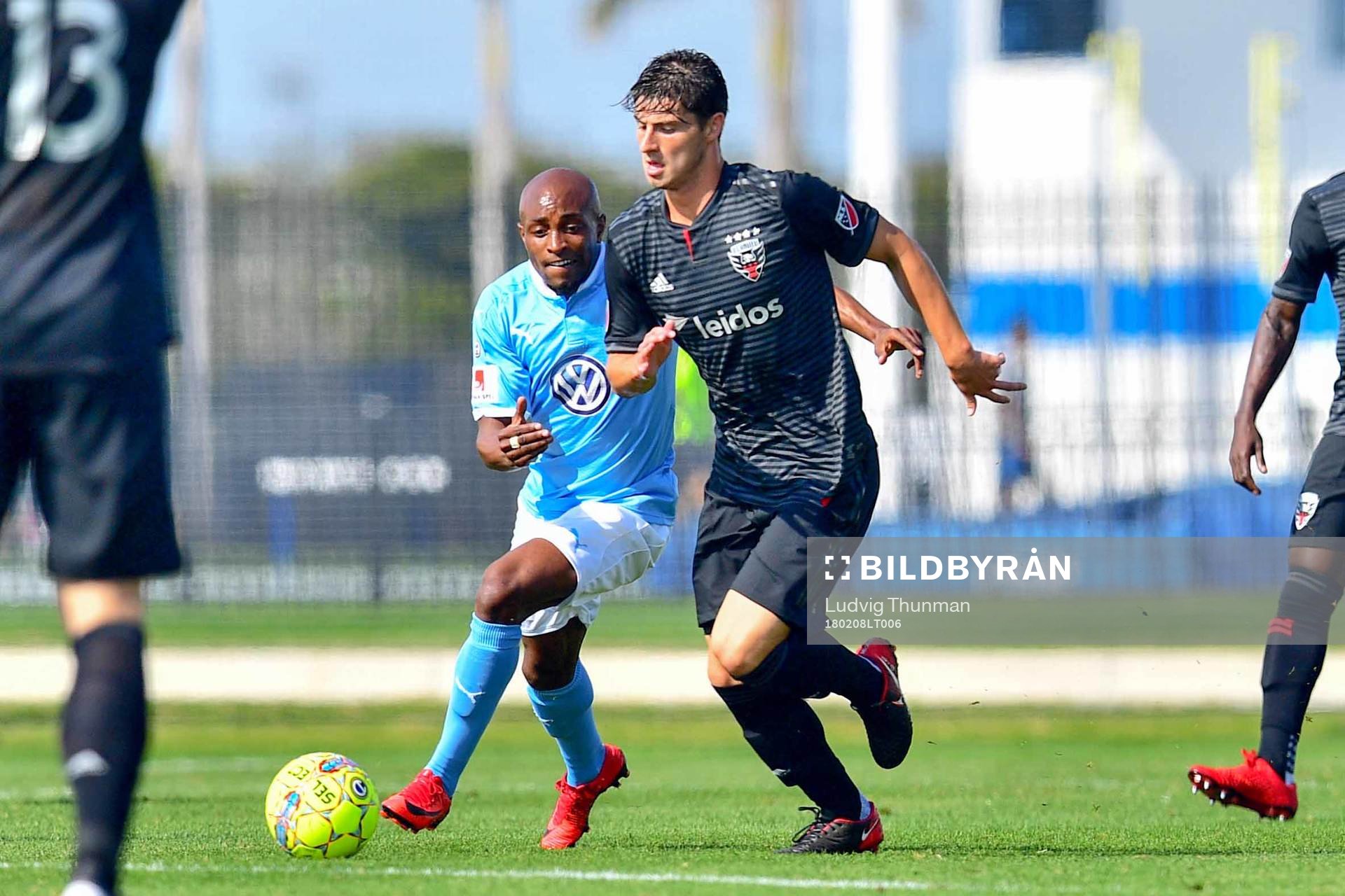 DC Uniteds Frederic Brillant och Malmö FFs Fouad Bachirou