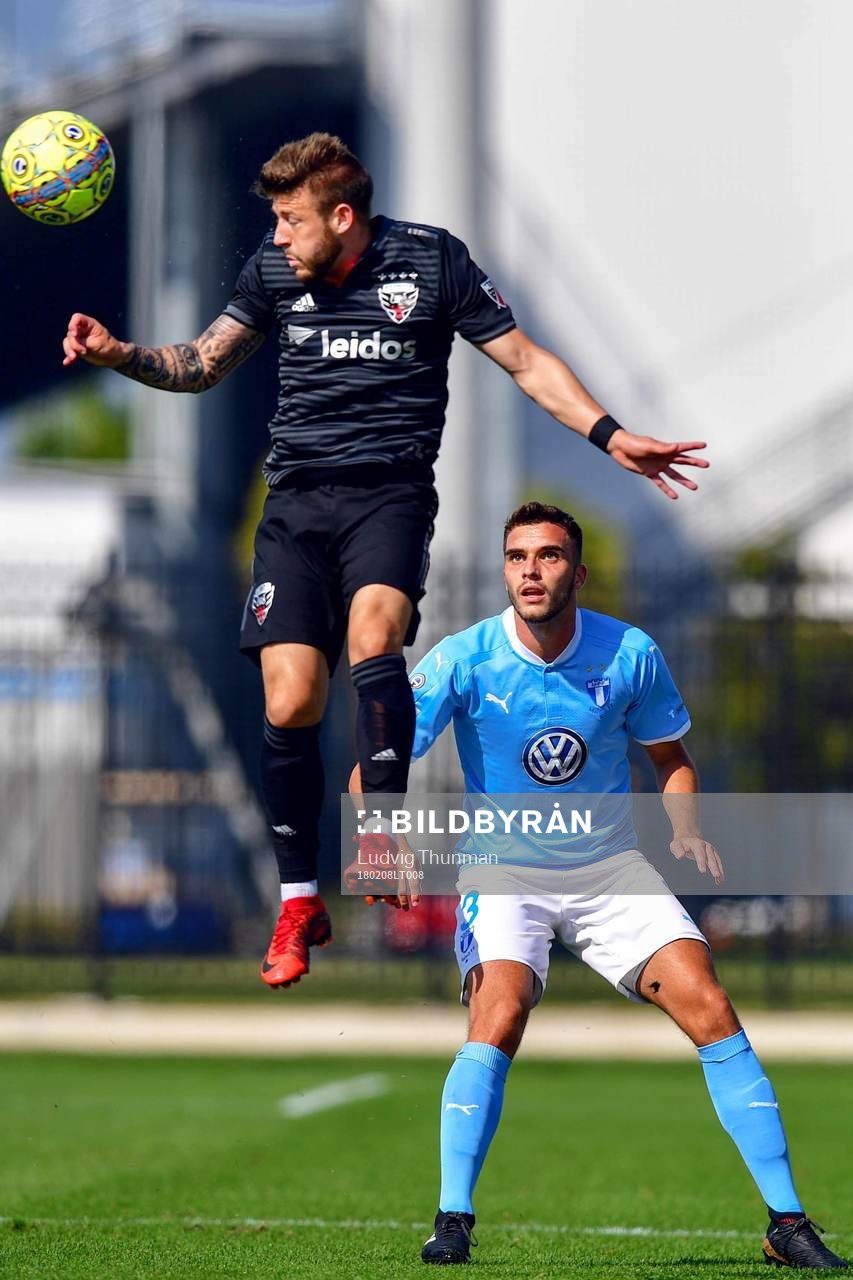 DC Uniteds Paul Arriola och Malmö FFs Egzon Binaku