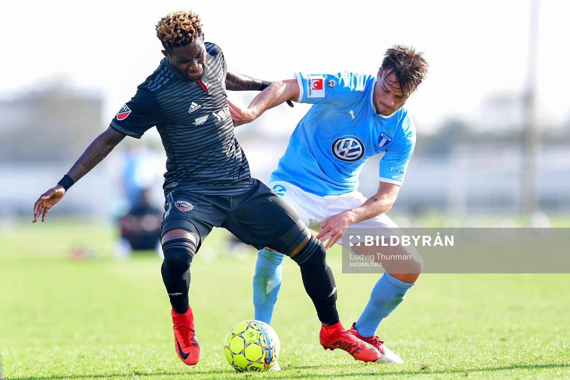 DC Uniteds Junior Moreno och Malmö FFs Eric Larsson