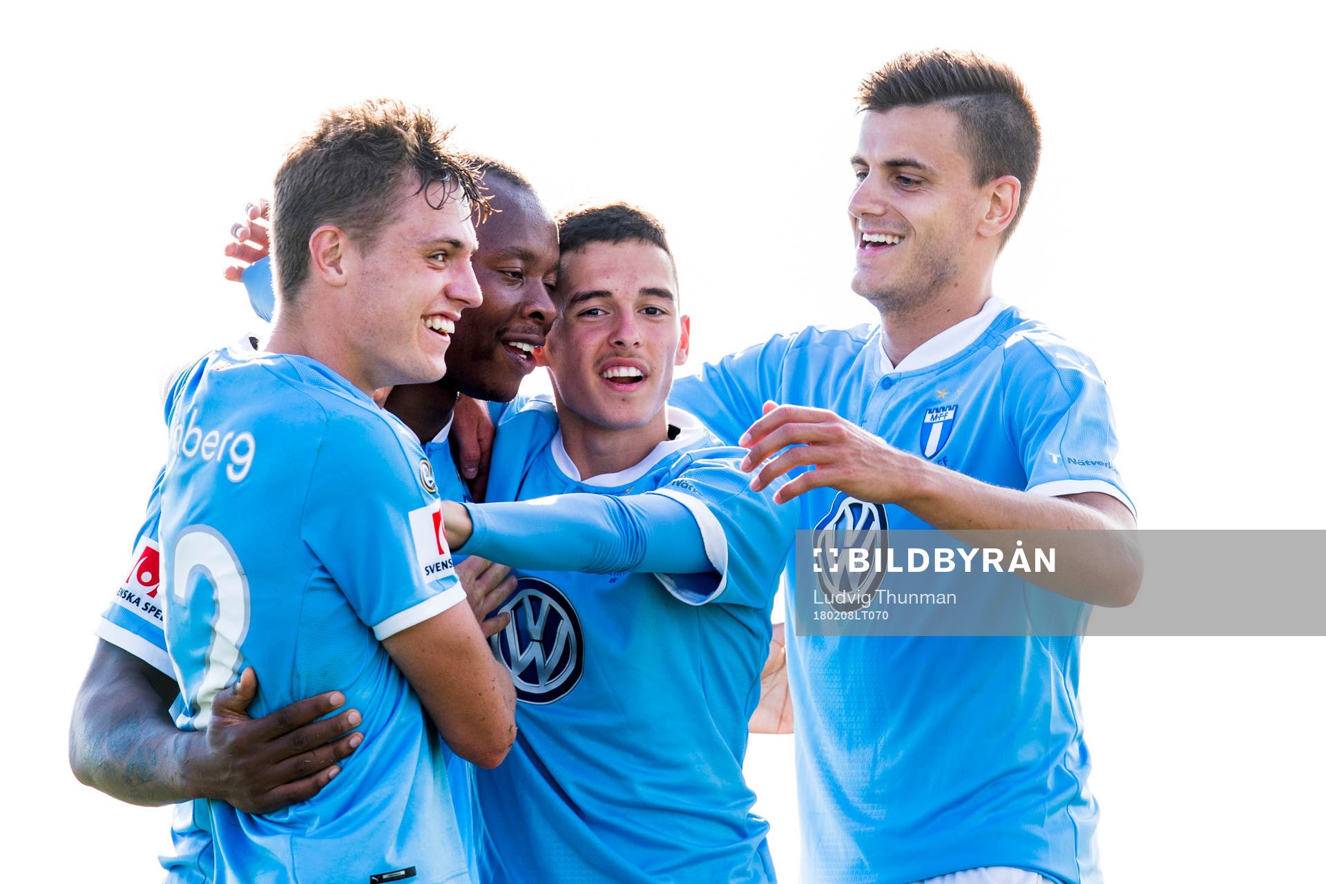 Malmö FFs Carlos Strandberg kramas om av Mattias Svanberg,