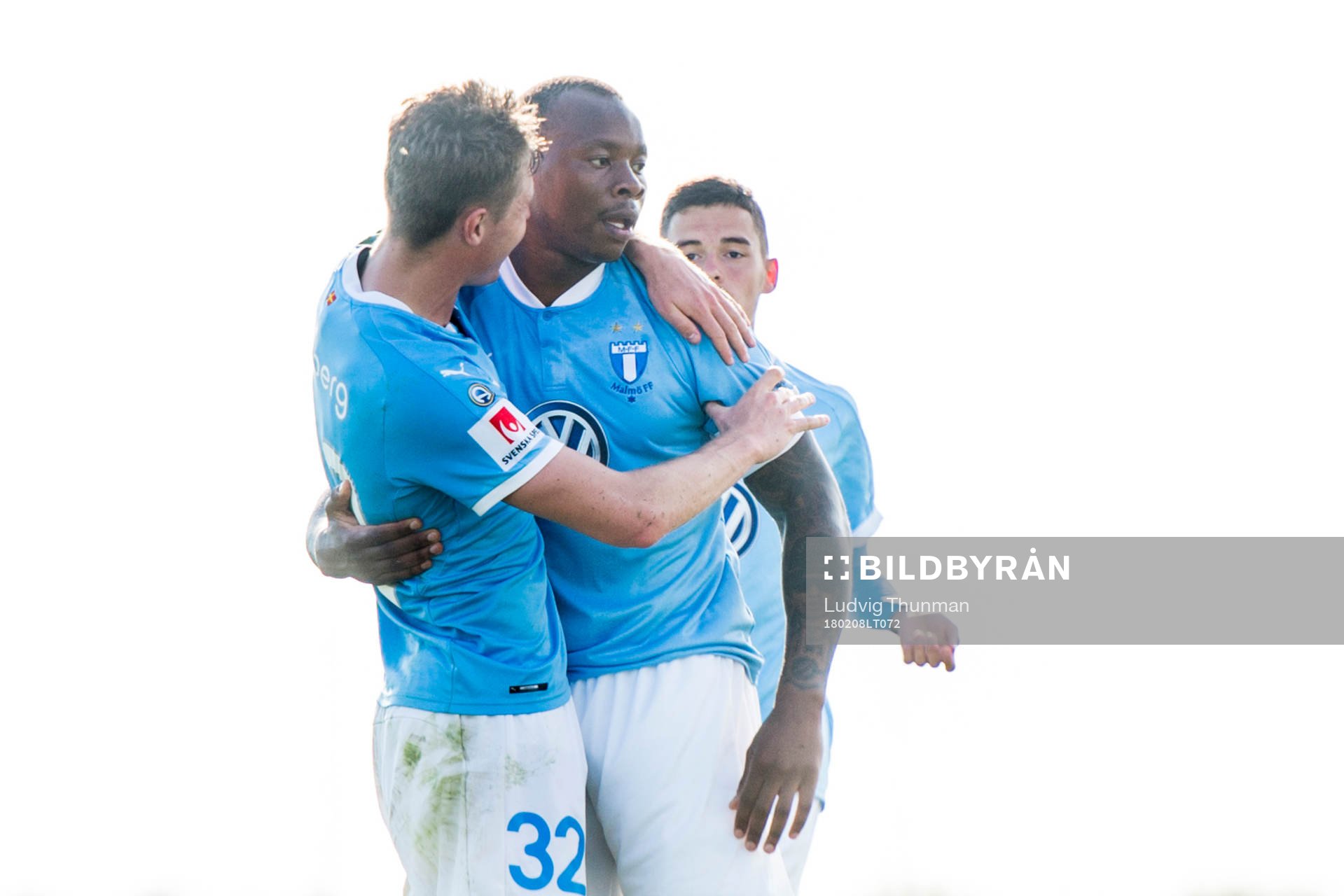 Malmö FFs Carlos Strandberg kramas om av Mattias Svanber