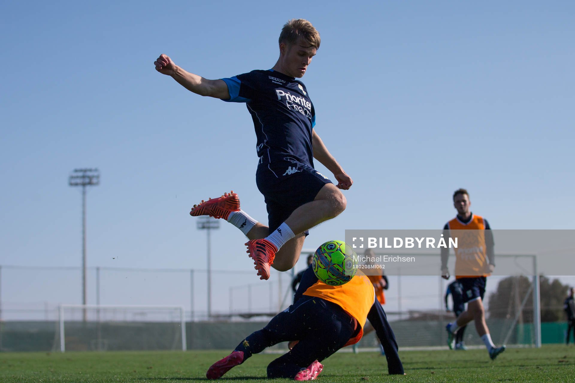 IFK Göteborgs Mikael Ingebrigtsen undviker en tackling