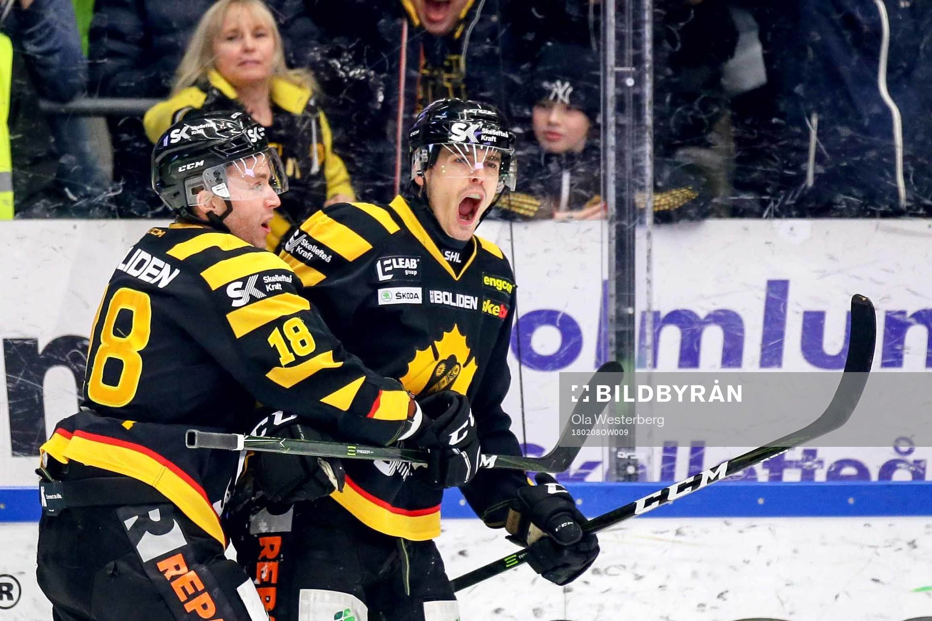 Skellefteås Henrik Hetta och Pontus Petterström jublar