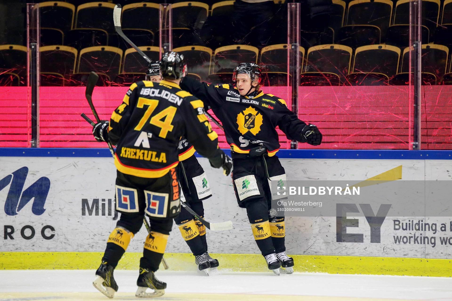 Skellefteås Tim Söderlund jublar med lagkamrater