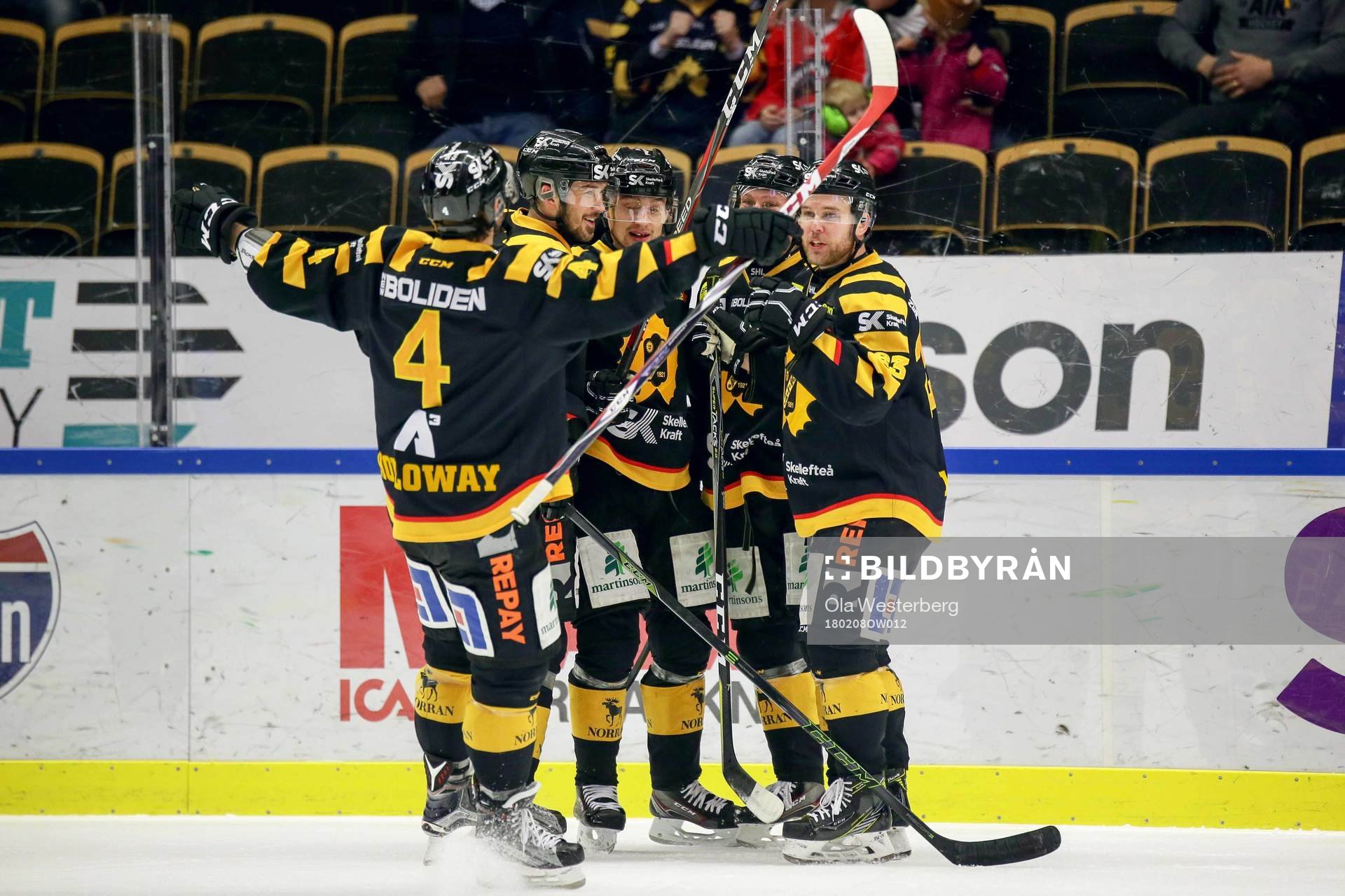 Skellefteås Jesper Olofsson jublar med lagkamrater