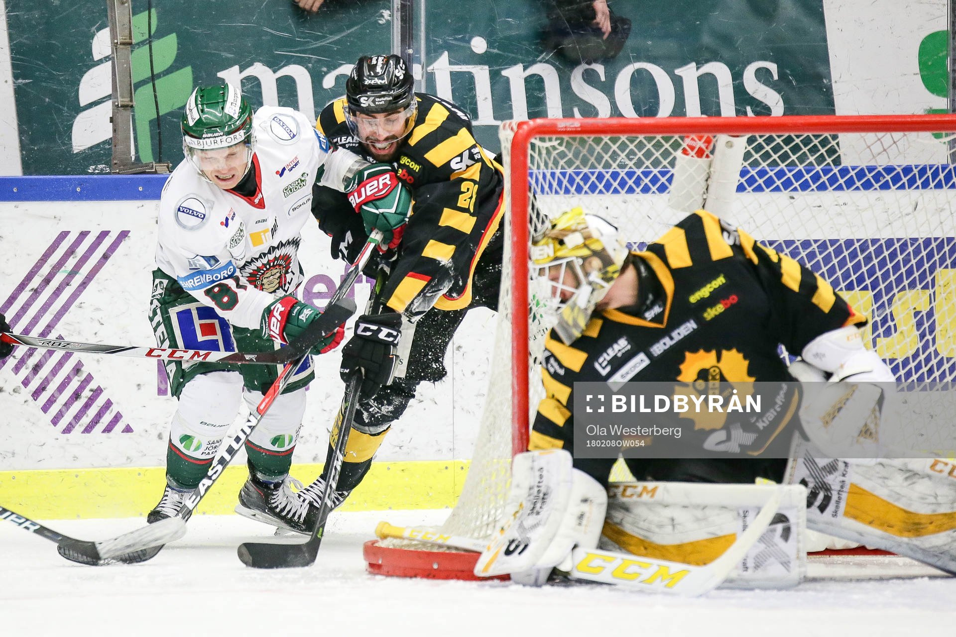 Skellefteås Johan Alm  och målvakt Gustaf Lindvall
