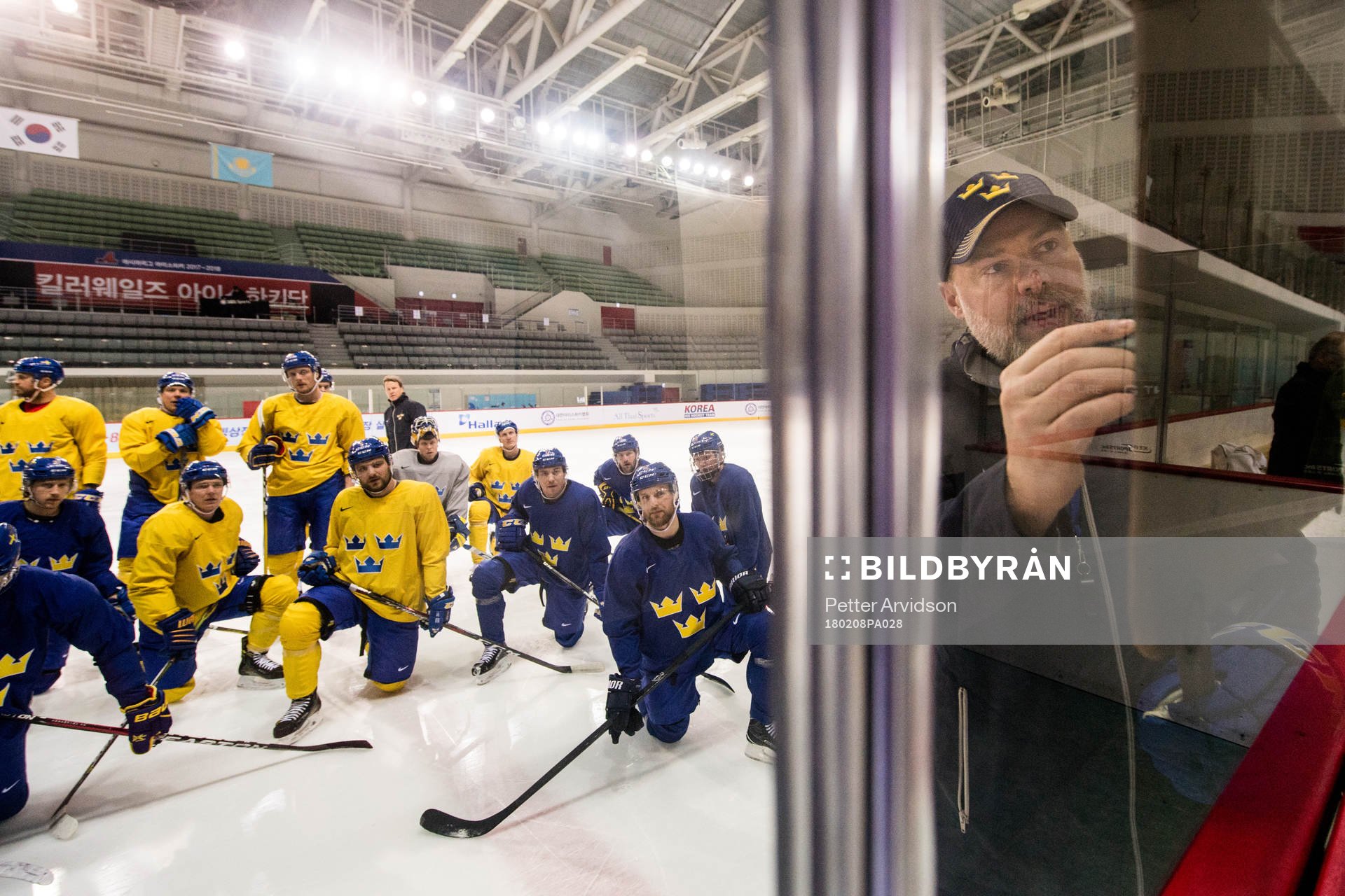 Rikard Grönborg head coach of Sweden going through tactics
