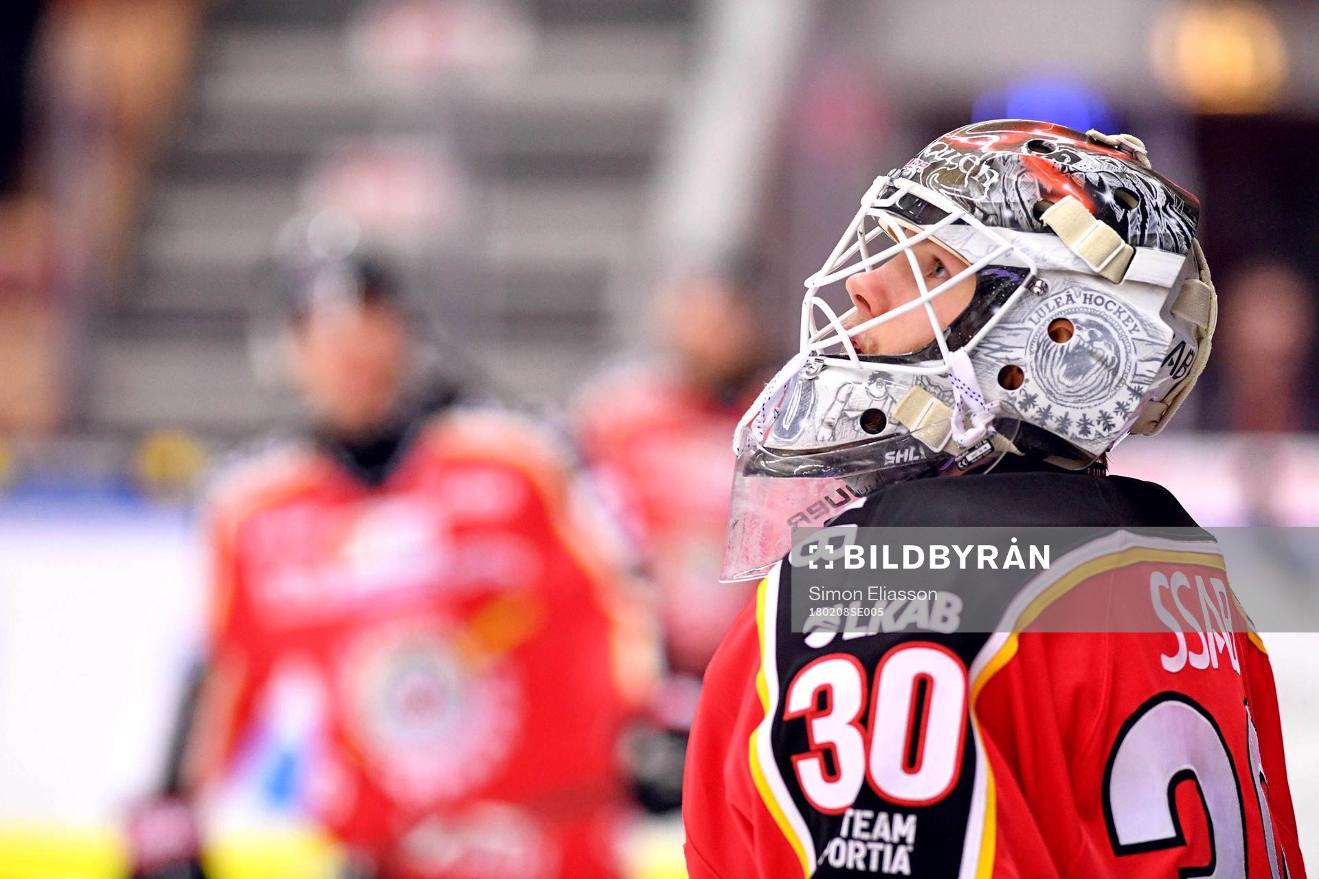 Luleås målvakt Filip Gustavsson värmer upp
