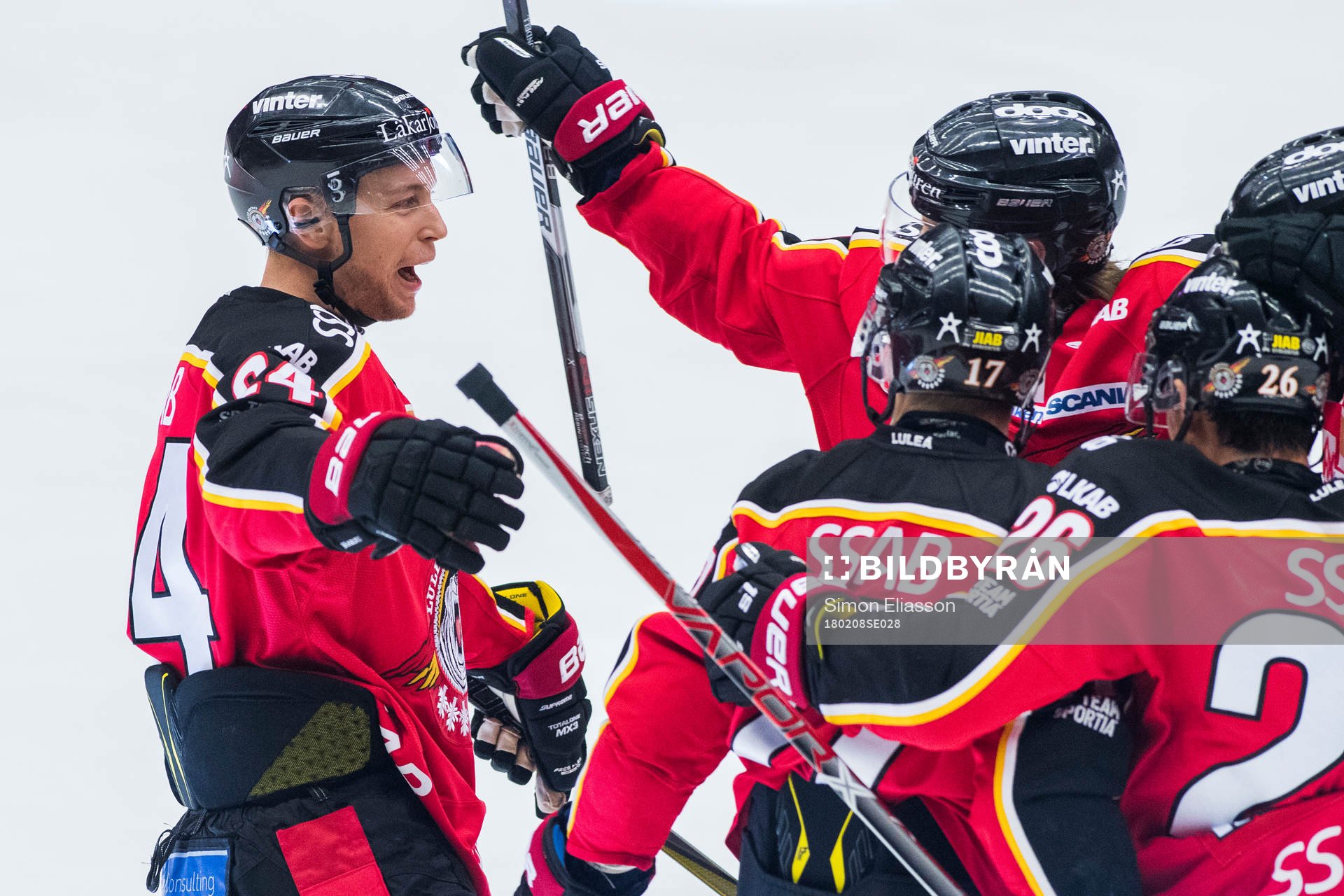 Luleås Johan Harju jublar med lagkamrater