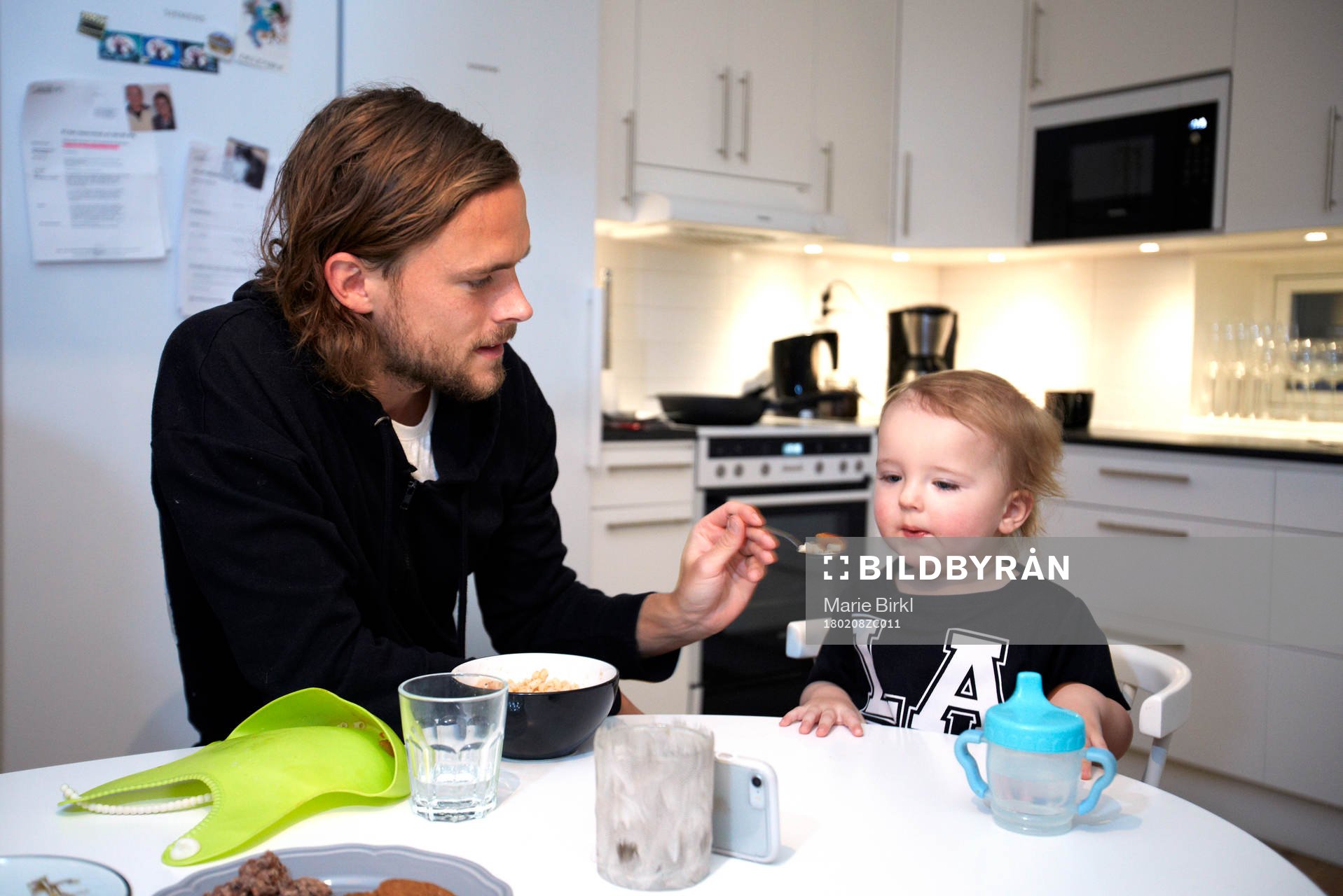 Hemma hos familjen Tom Pettersson matar sonen Lennox