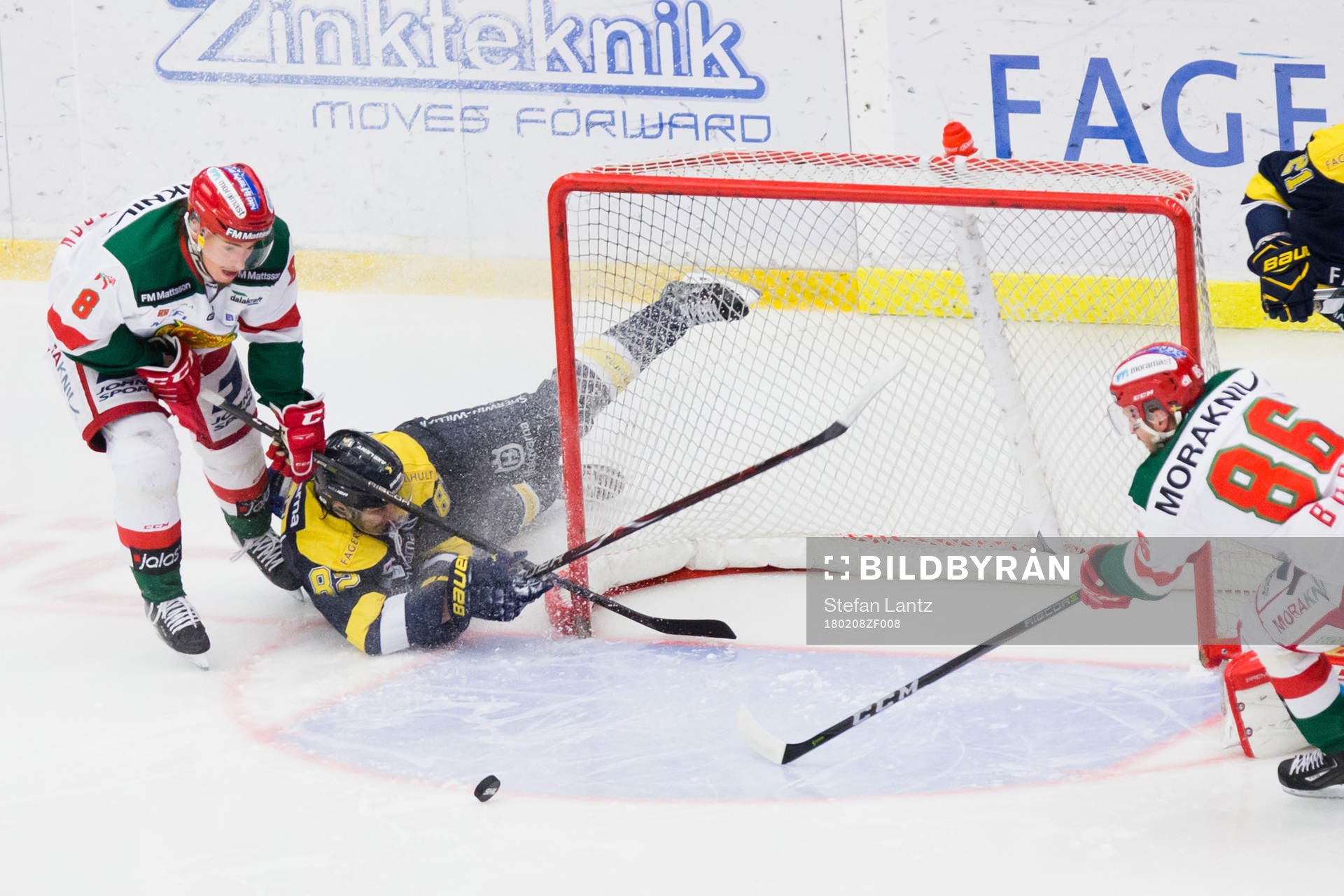 Moras Robin Johansson och Mathias Bromé försvarar mot