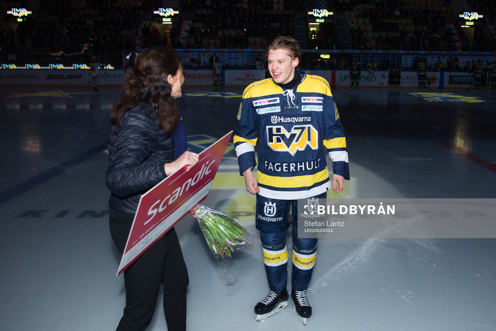 s Lawrence Pilut tar emot priset som månadens spelare i