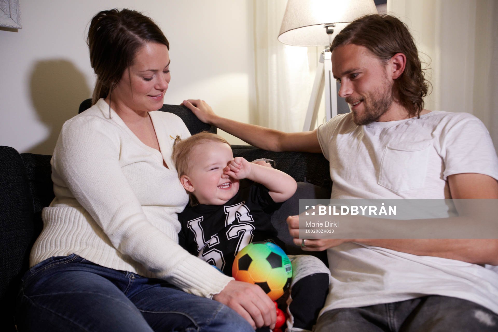 Hemma hos familjen Tom Pettersson i Lugnvik utanför Östersund. Mamma Johanna Almgren, sonen Lennox Pettersson 2 år och pappa Tom Pettersson den 8 februari 2018 i Lugnvik.