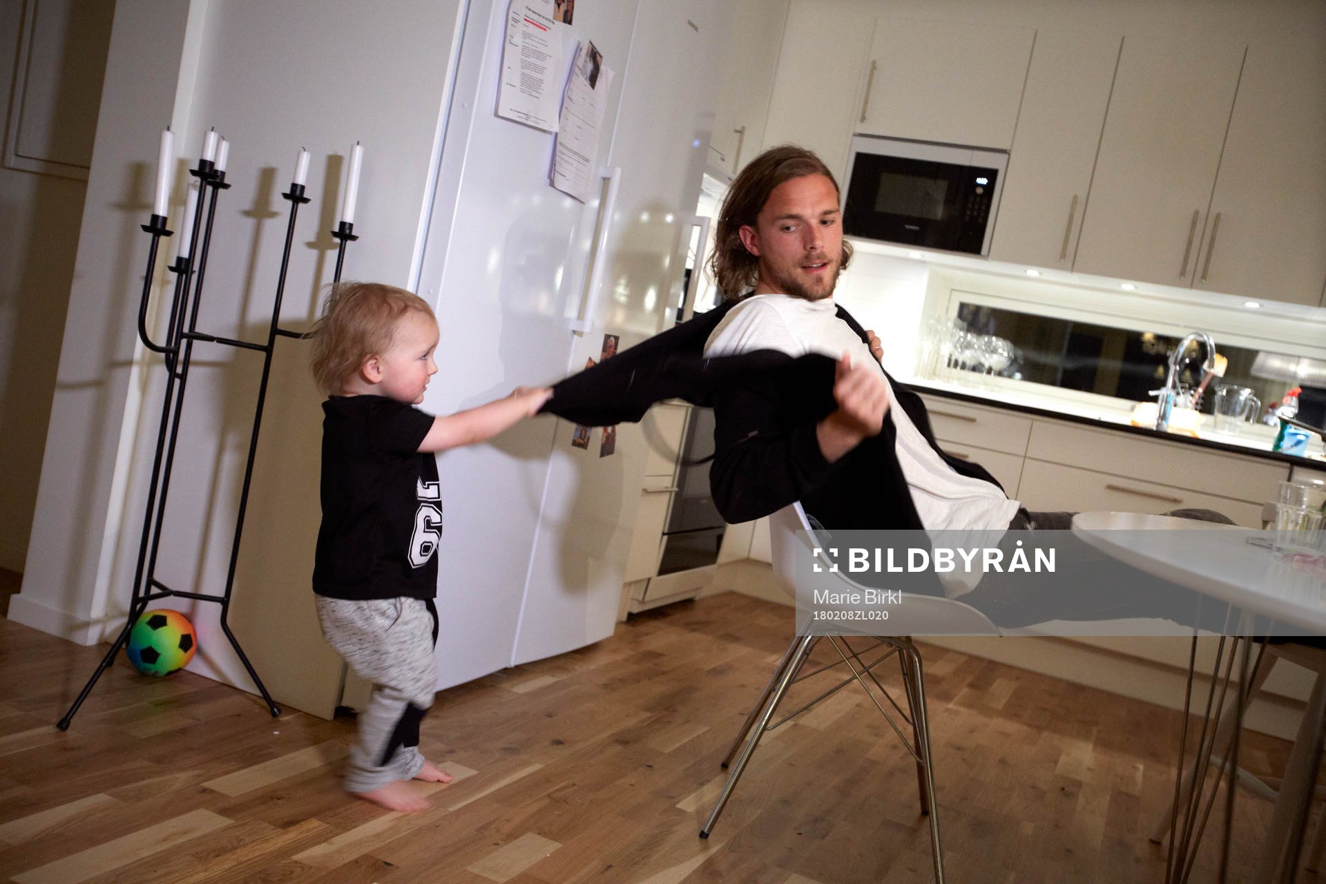 Hemma hos familjen Tom Pettersson i Lugnvik utanför Östersund. Lennox Pettersson 2 år och pappa Tom Pettersson den 8 februari 2018 i Lugnvik.