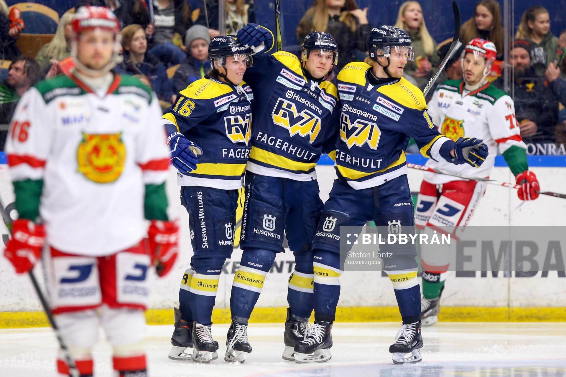 s Max Wärn jublar med lagkamrater