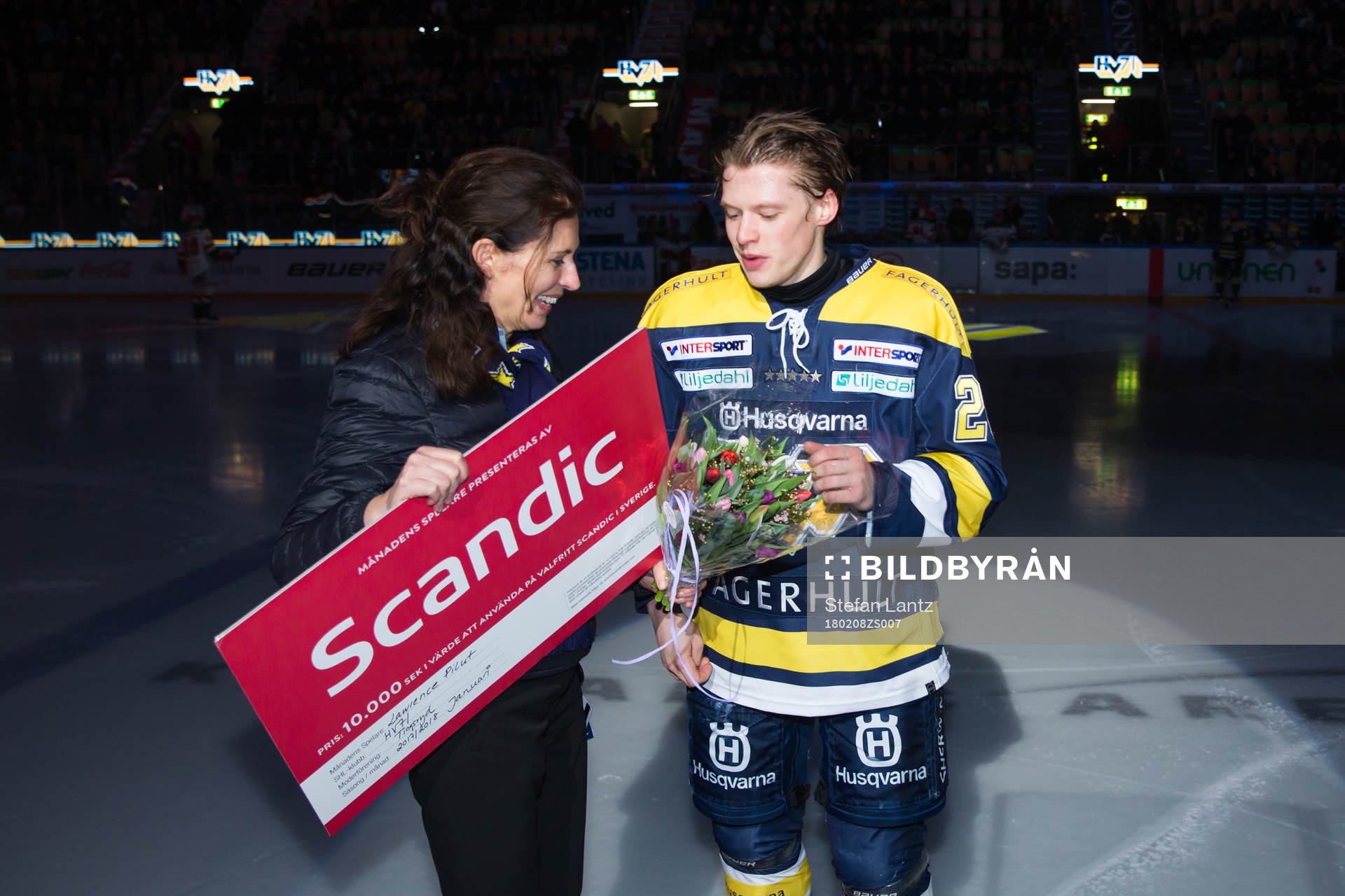 s Lawrence Pilut tar emot priset som månadens spelare i