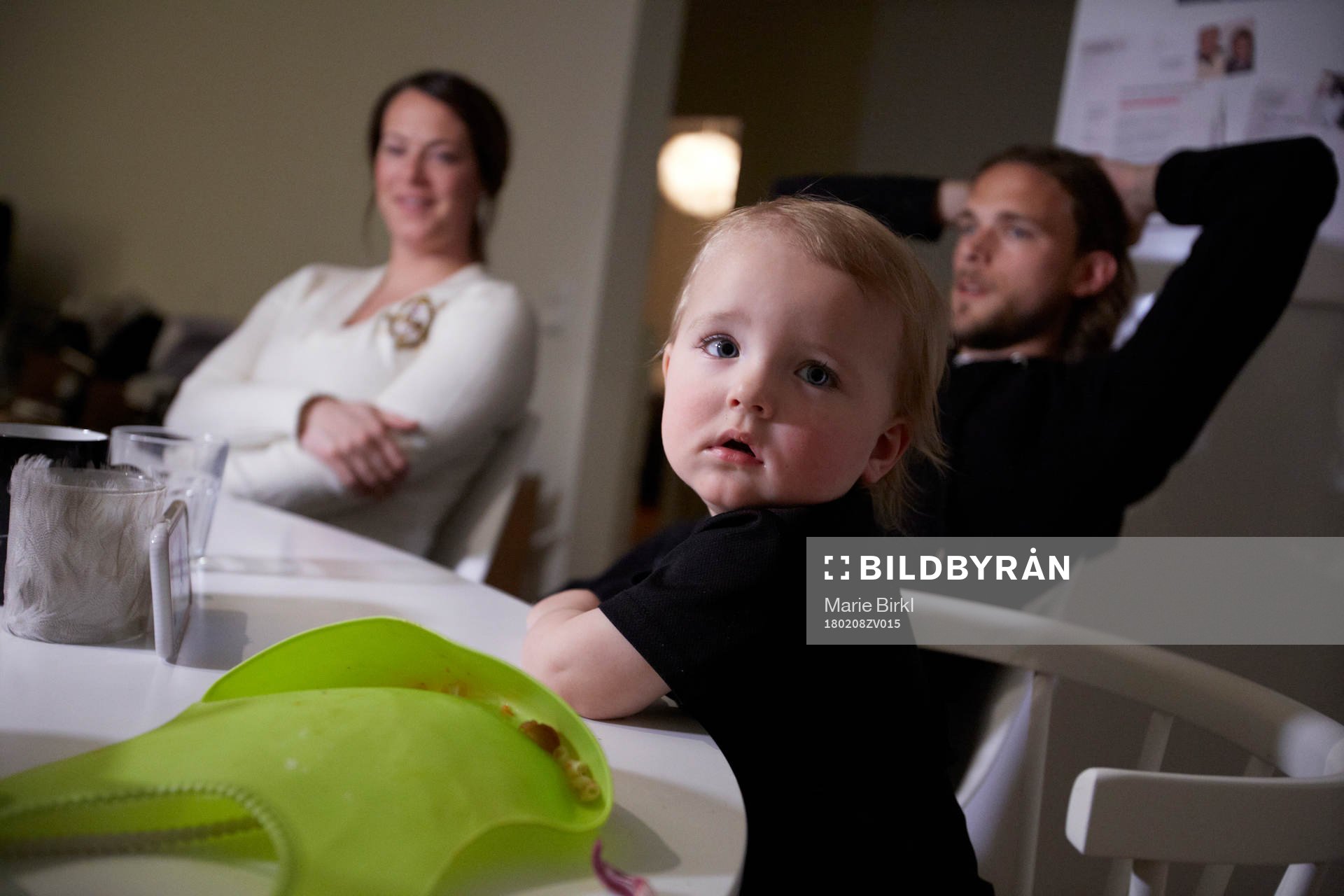 Hemma hos familjen Tom Pettersson i Lugnvik utanför Östersund. Mamma Johanna Almgren, sonen Lennox Pettersson 2 år och pappa Tom Pettersson den 8 februari 2018 i Lugnvik.