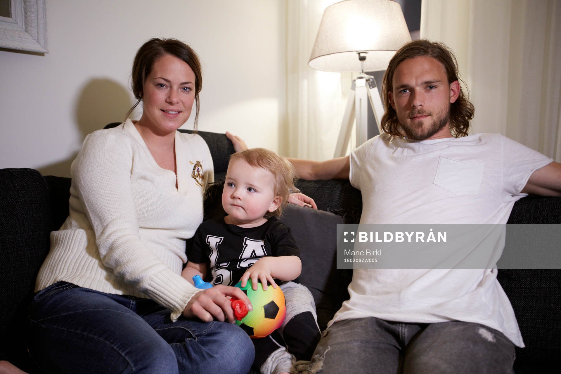 Hemma hos familjen Tom Pettersson i Lugnvik utanför Östersund. Mamma Johanna Almgren, sonen Lennox Pettersson 2 år och pappa Tom Pettersson den 8 februari 2018 i Lugnvik.