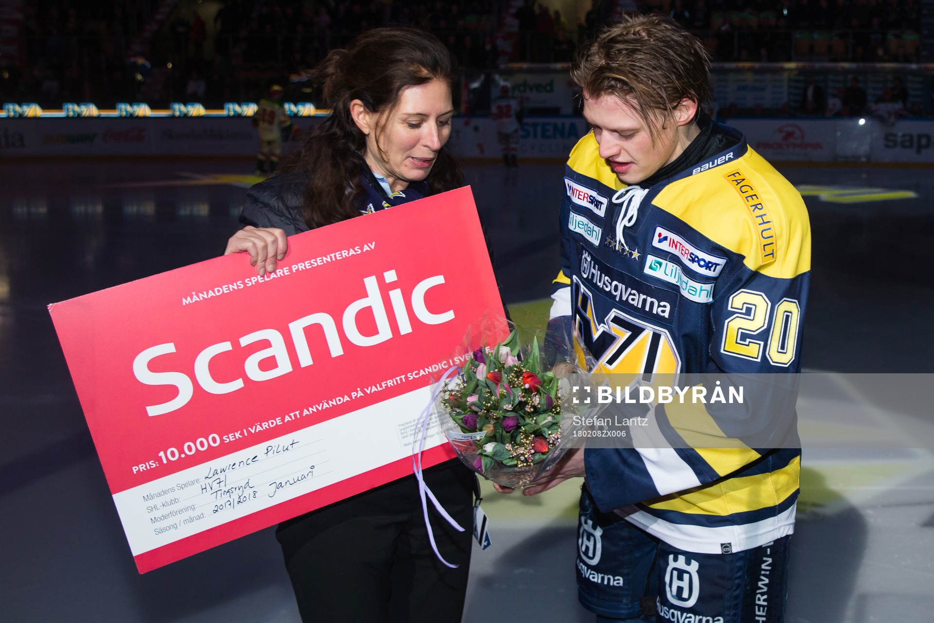 s Lawrence Pilut tar emot priset som månadens spelare i