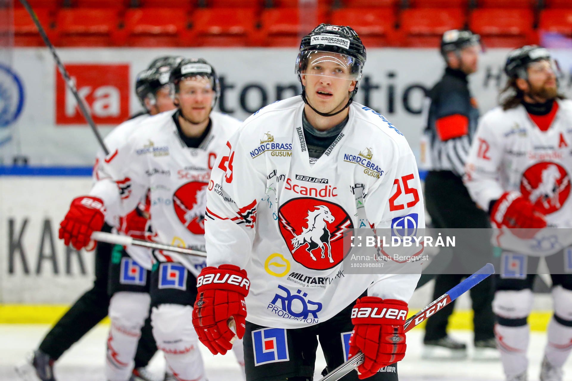 Vita Hästens Henrik Nyberg jublar
