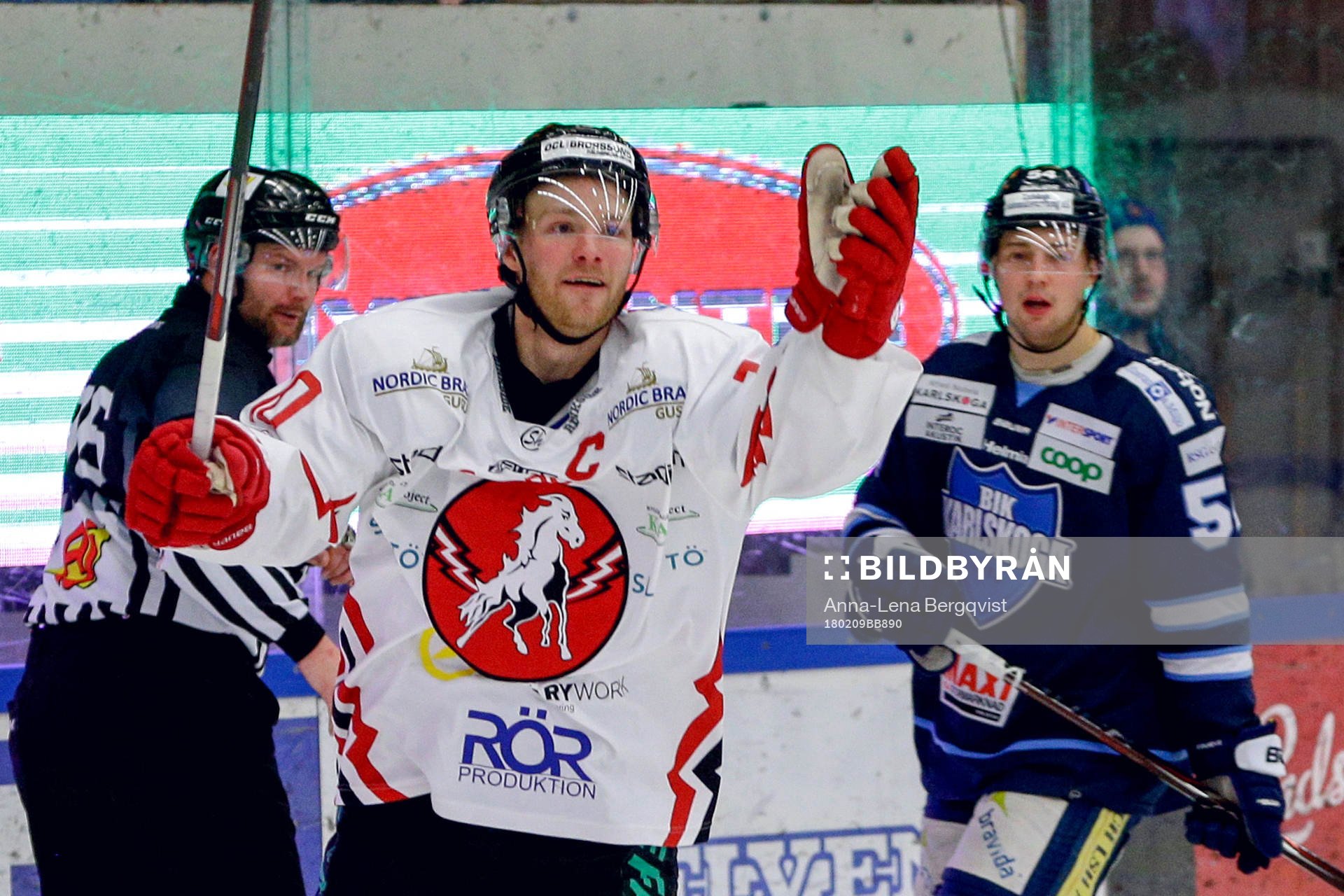 Vita Hästens Jesper Samuelsson jublar