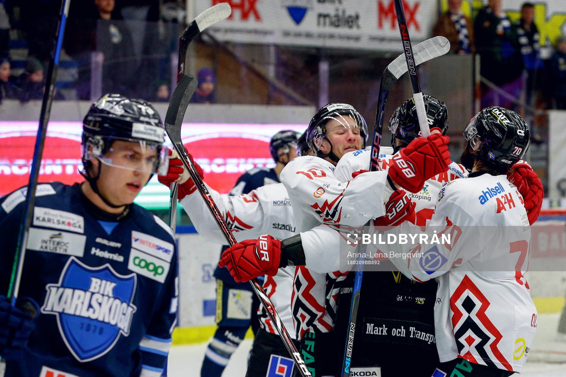 Vita Hästens Jesper Samuelsson jublar med lagkamrater