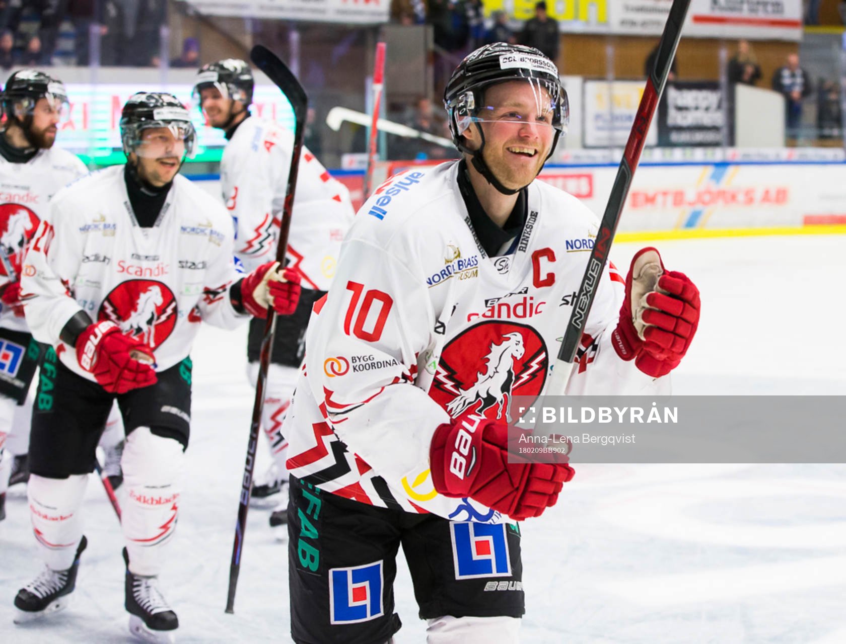 Vita Hästens Jesper Samuelsson jublar