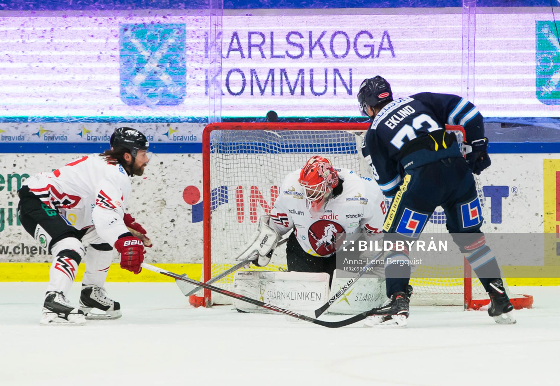 Karlskogas Oliver Eklind oroar framför Vita Hästens