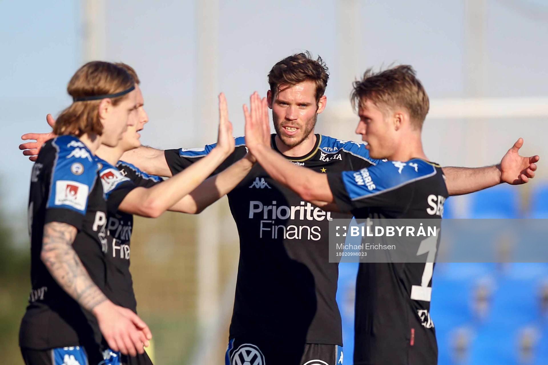 IFK Göteborgs Billy Nordström jublar med Elias Mar Omarsson, Mikael Ingebrigtsen och Emil Salomonsson efter 3-1 under en träningsmatch i fotboll mellan IFK Göteborg och Meixian Techand den 9 februari 2018 i Pinatar Football Center.