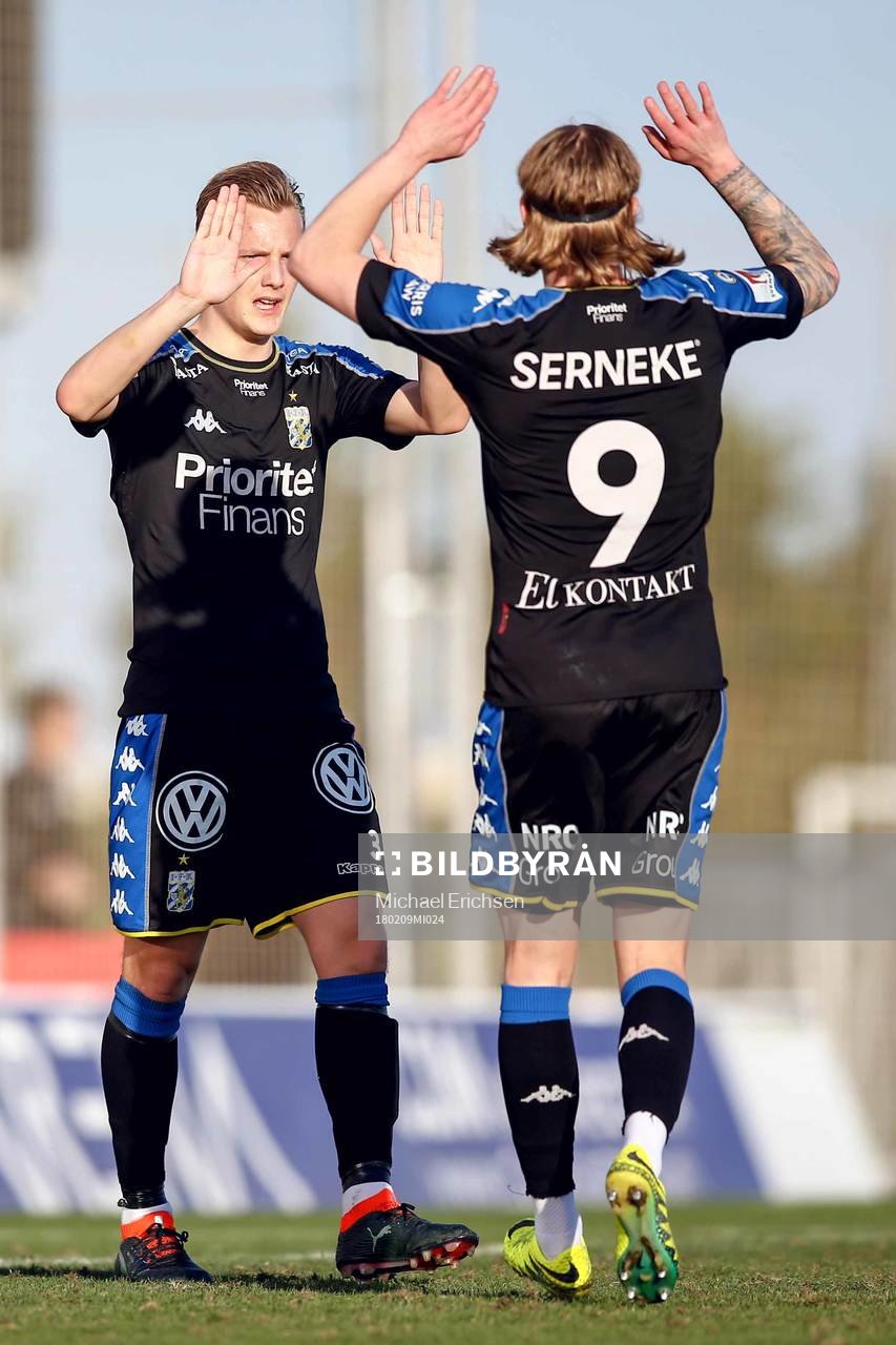 IFK Göteborgs Billy Nordström jublar med Elias Mar